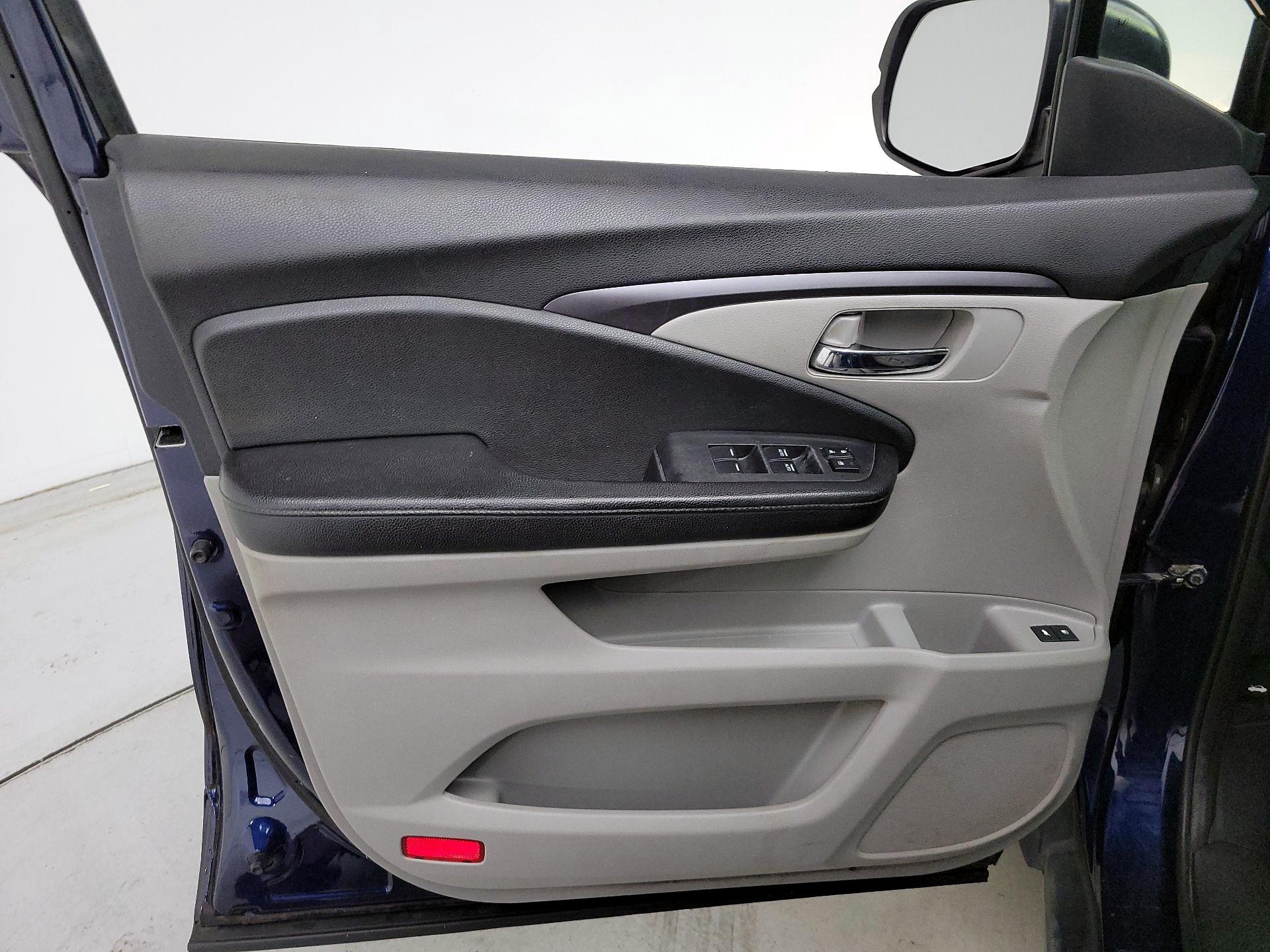 Thumbnail: 2017 Honda Pilot - 12