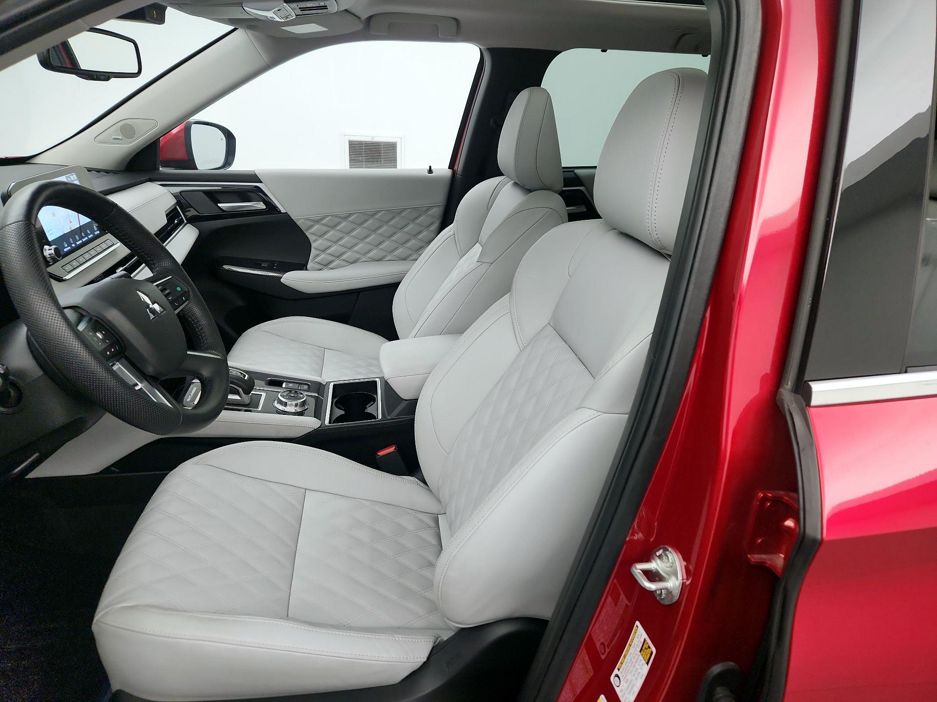 Thumbnail: 2023 Mitsubishi Outlander - 11
