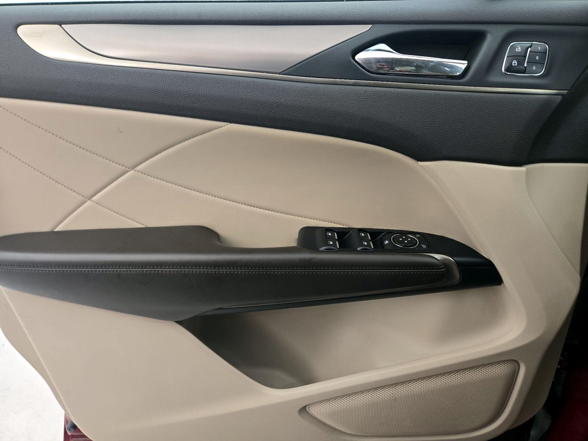 Thumbnail: 2018 Lincoln MKC - 12