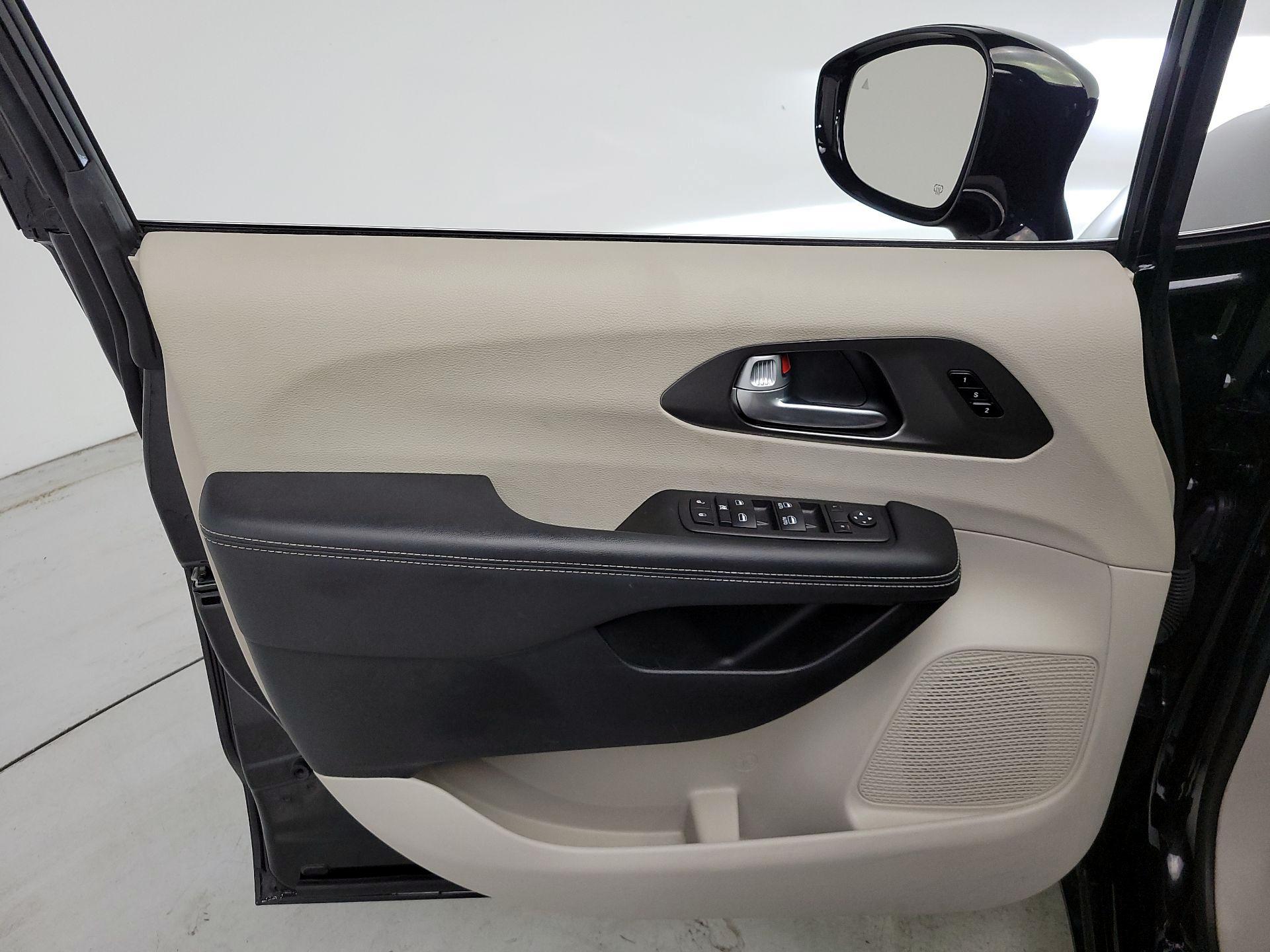 Thumbnail: 2024 Chrysler Pacifica - 12