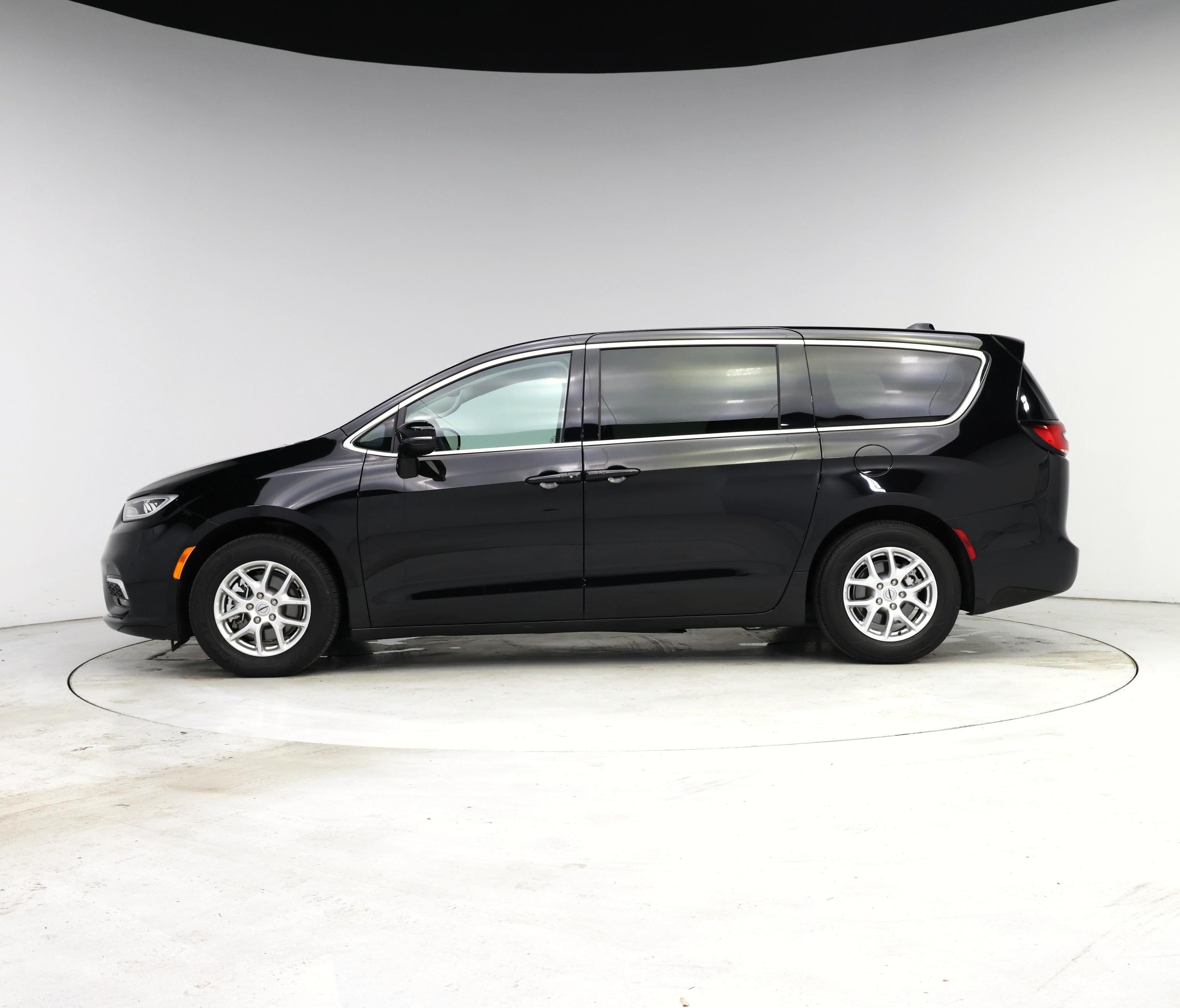 Thumbnail: 2024 Chrysler Pacifica - 3