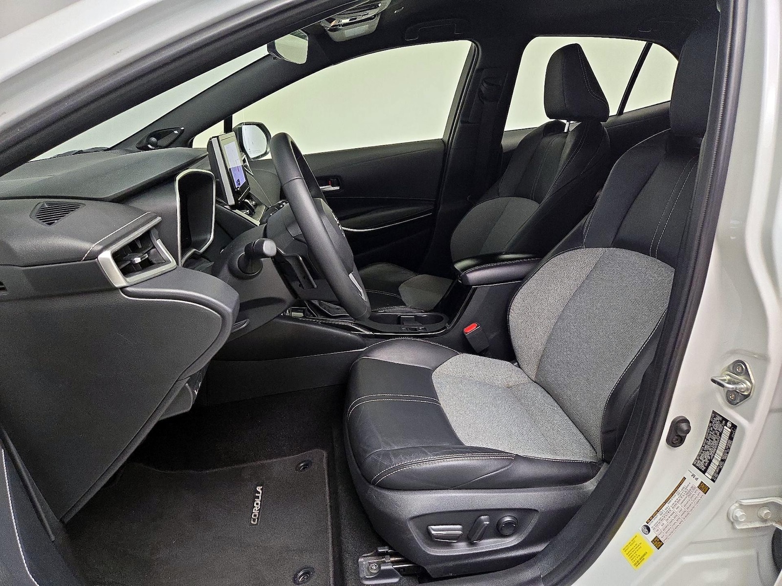 2025 Toyota Corolla Hatchback XSE - Photo 12