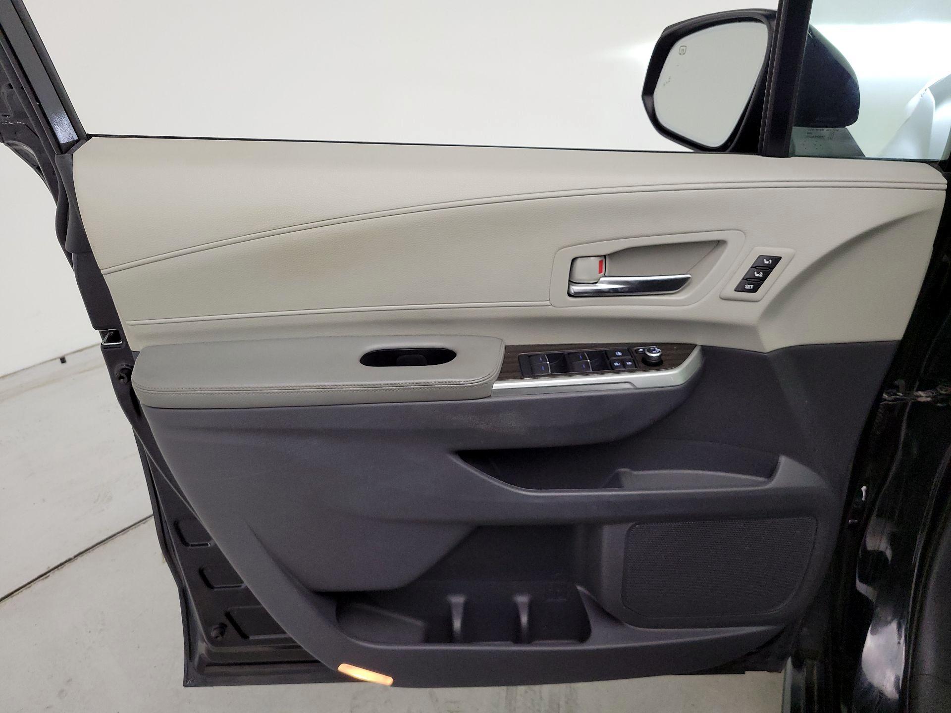 Thumbnail: 2021 Toyota Sienna - 12