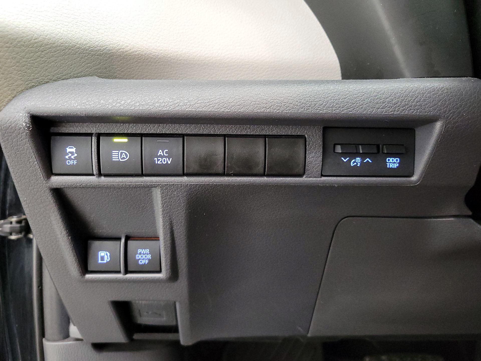 Thumbnail: 2021 Toyota Sienna - 13