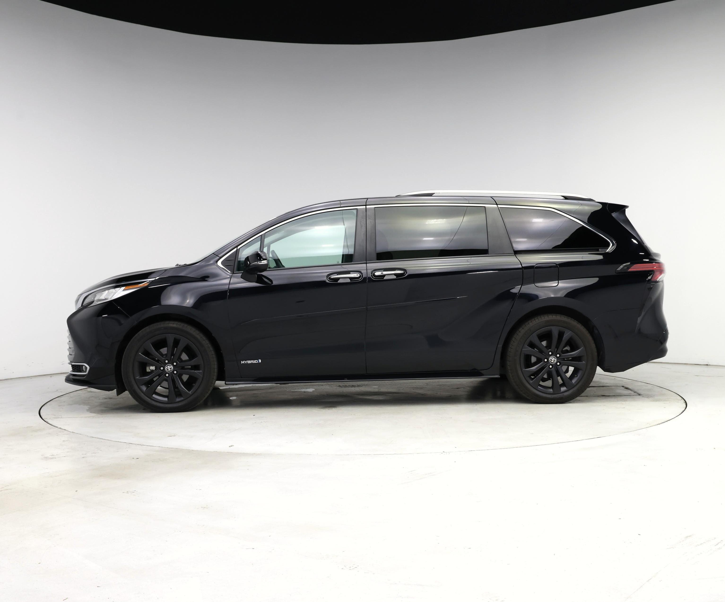 Thumbnail: 2021 Toyota Sienna - 3