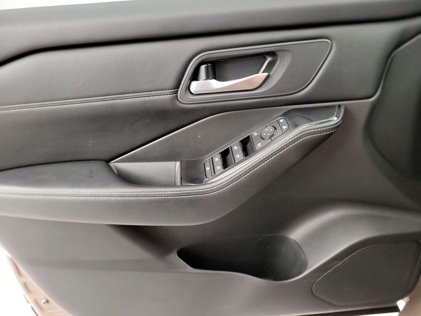 2024 Nissan Rogue SV - Photo 13