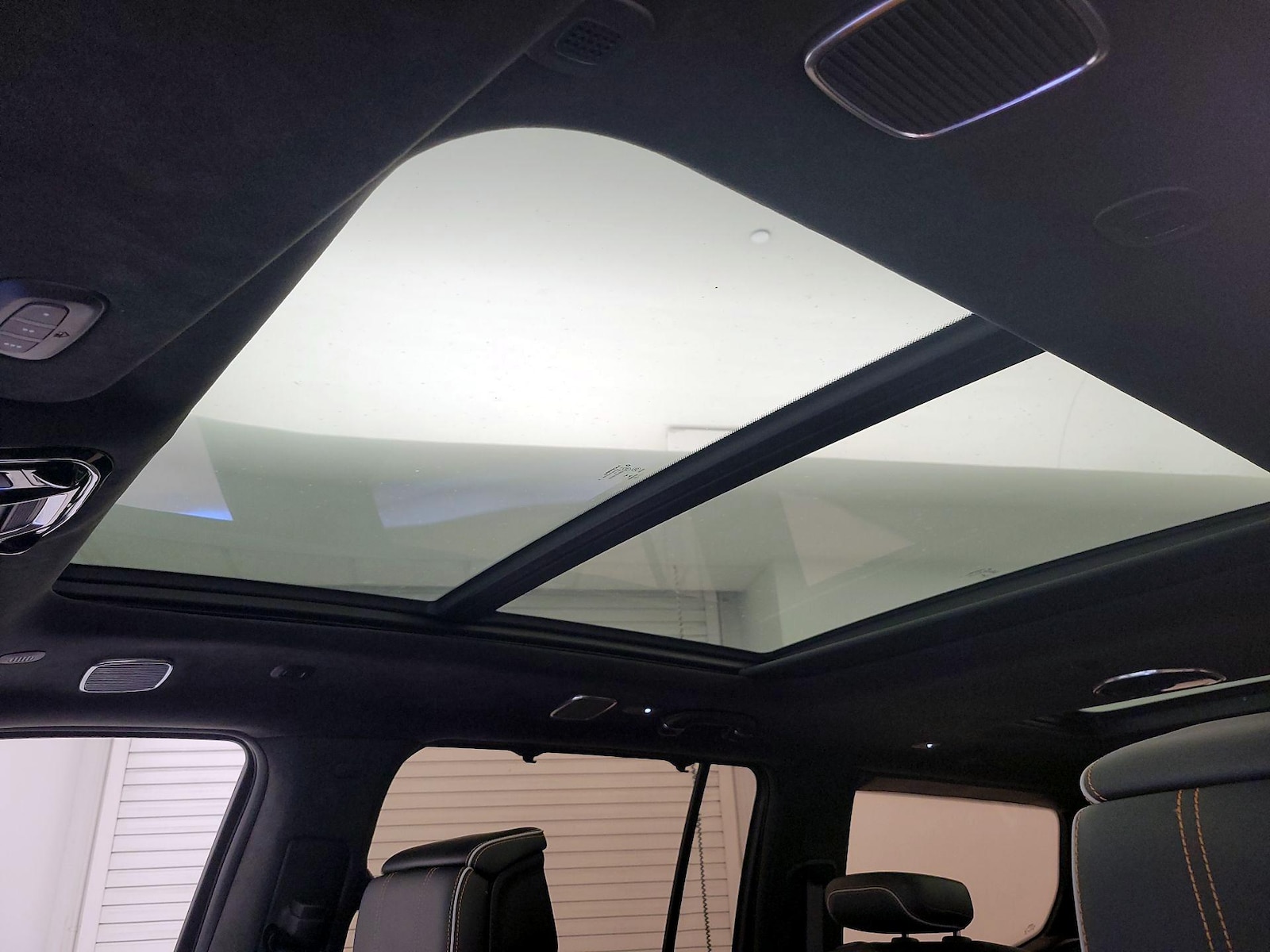 Panoramic Sunroof & Skylight(s)