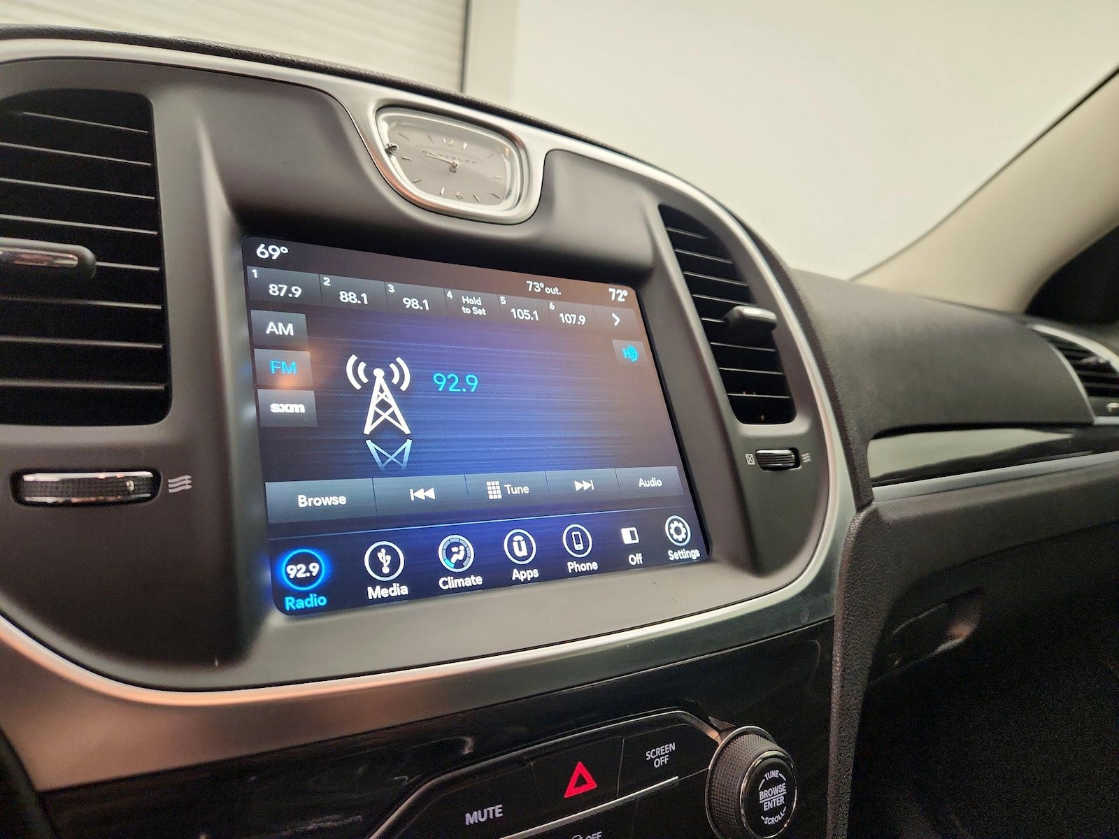 2018 Chrysler 300 Touring - Photo 16