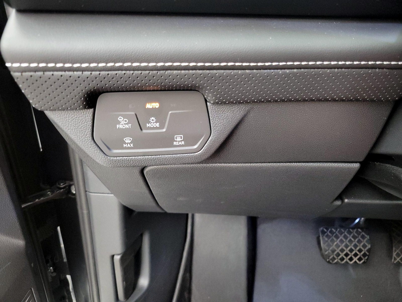 2024 Volkswagen Atlas SE w/Tech - Photo 14