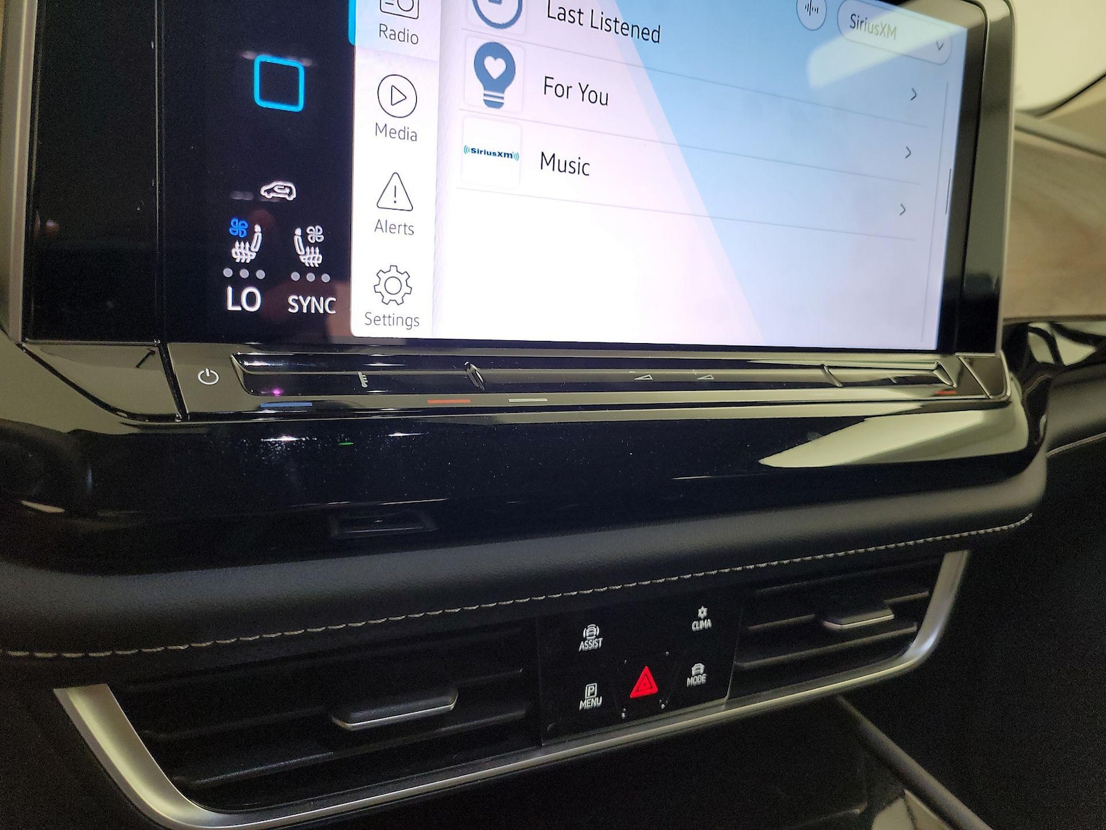 2024 Volkswagen Atlas SE w/Tech - Photo 17