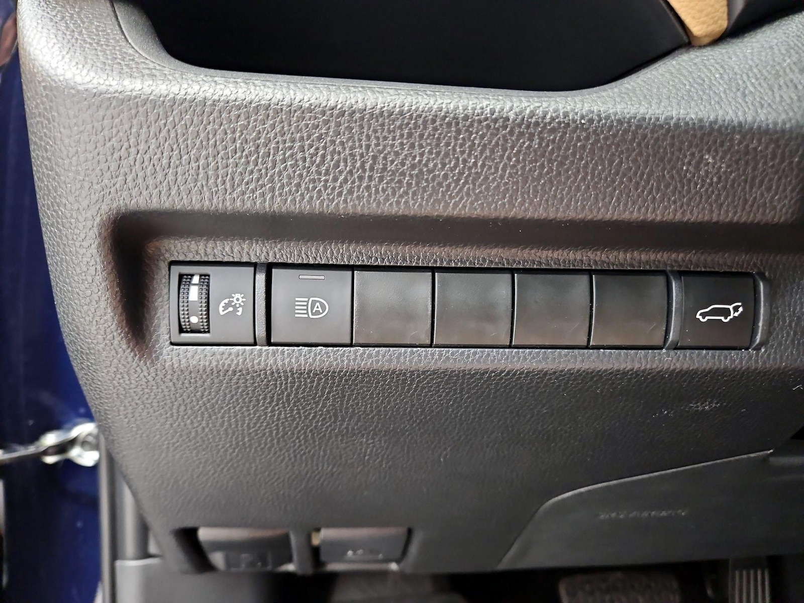 2025 Toyota RAV4 XLE Premium - Photo 14