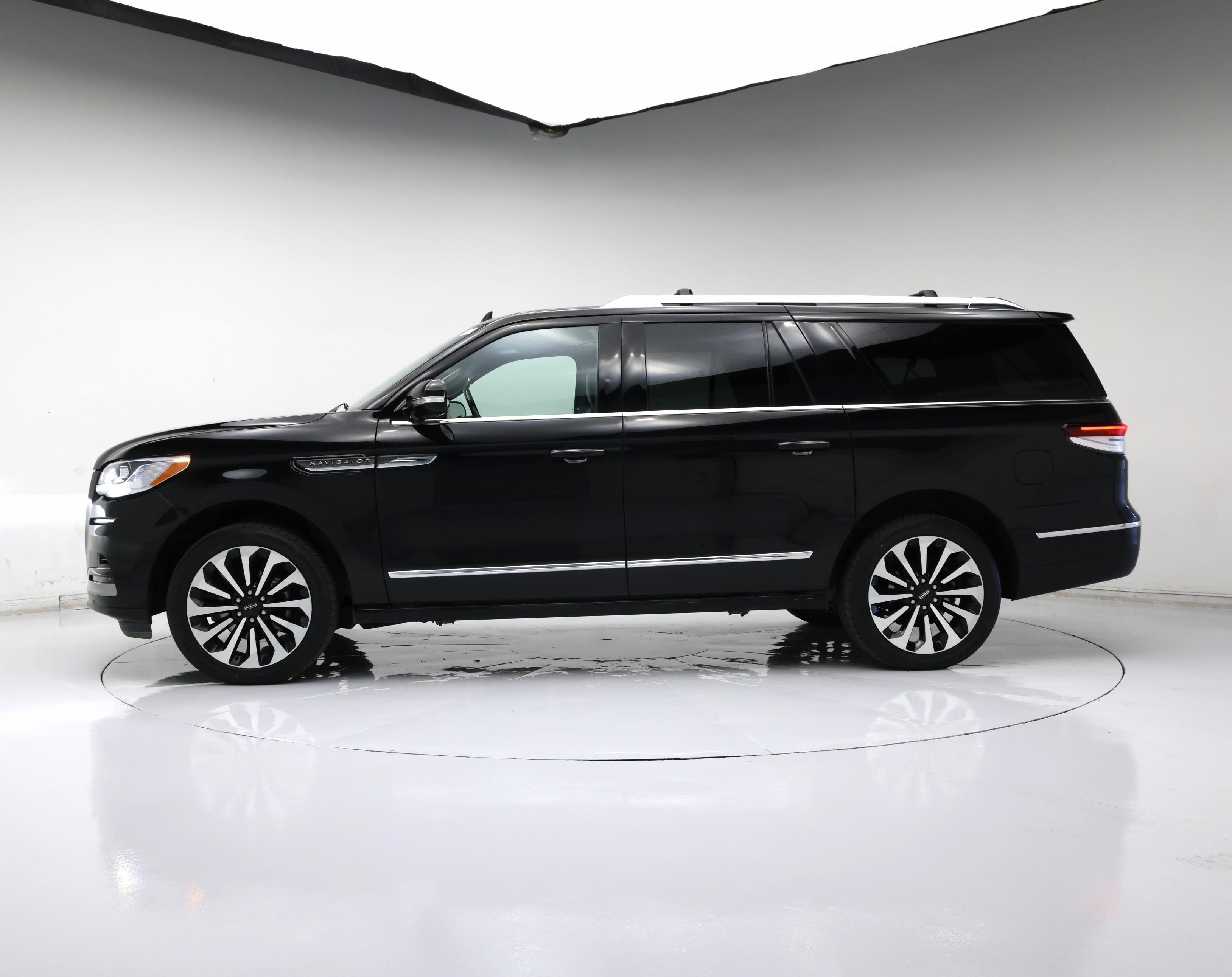 Thumbnail: 2023 Lincoln Navigator L - 3