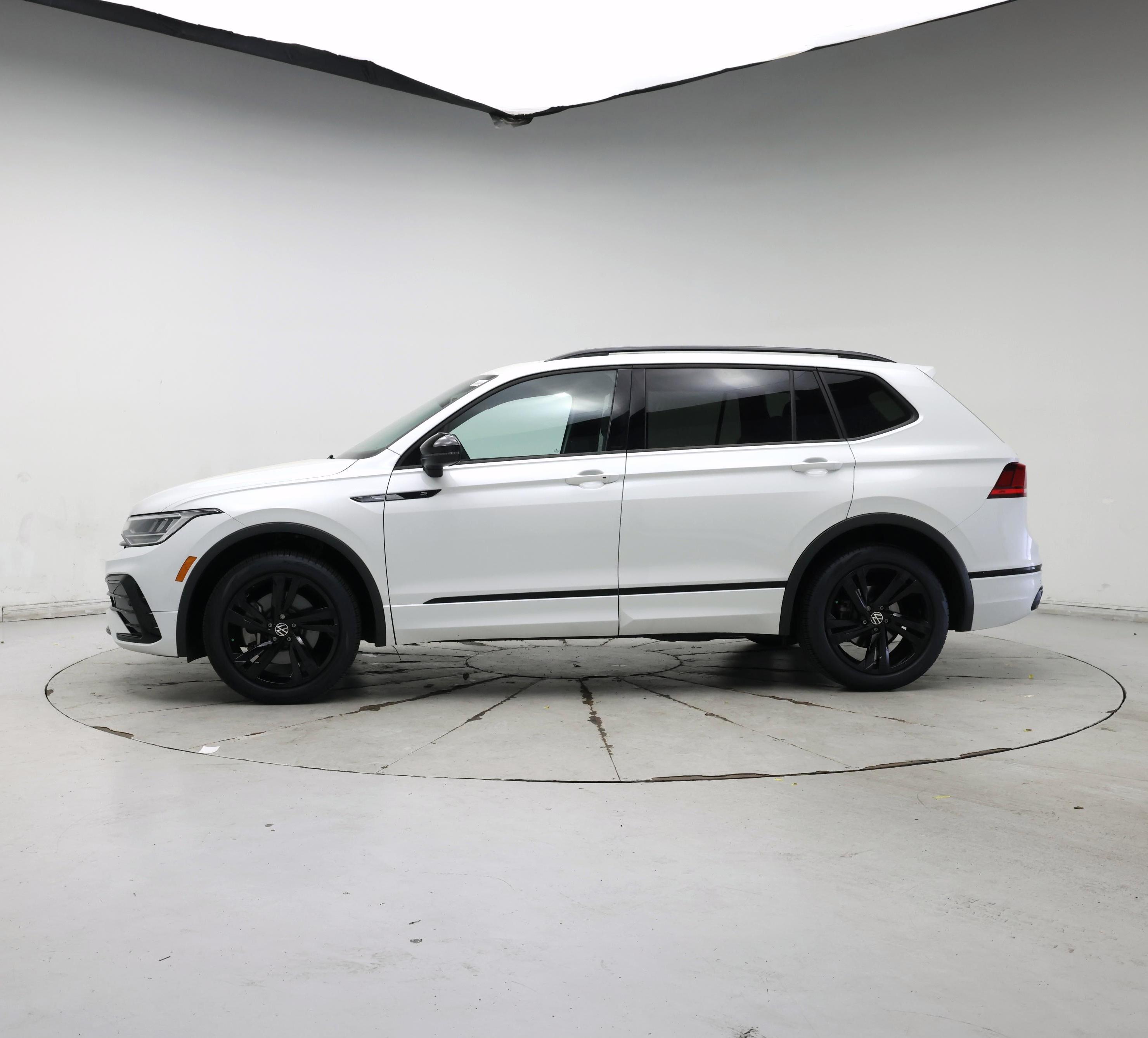 Thumbnail: 2023 Volkswagen Tiguan - 3