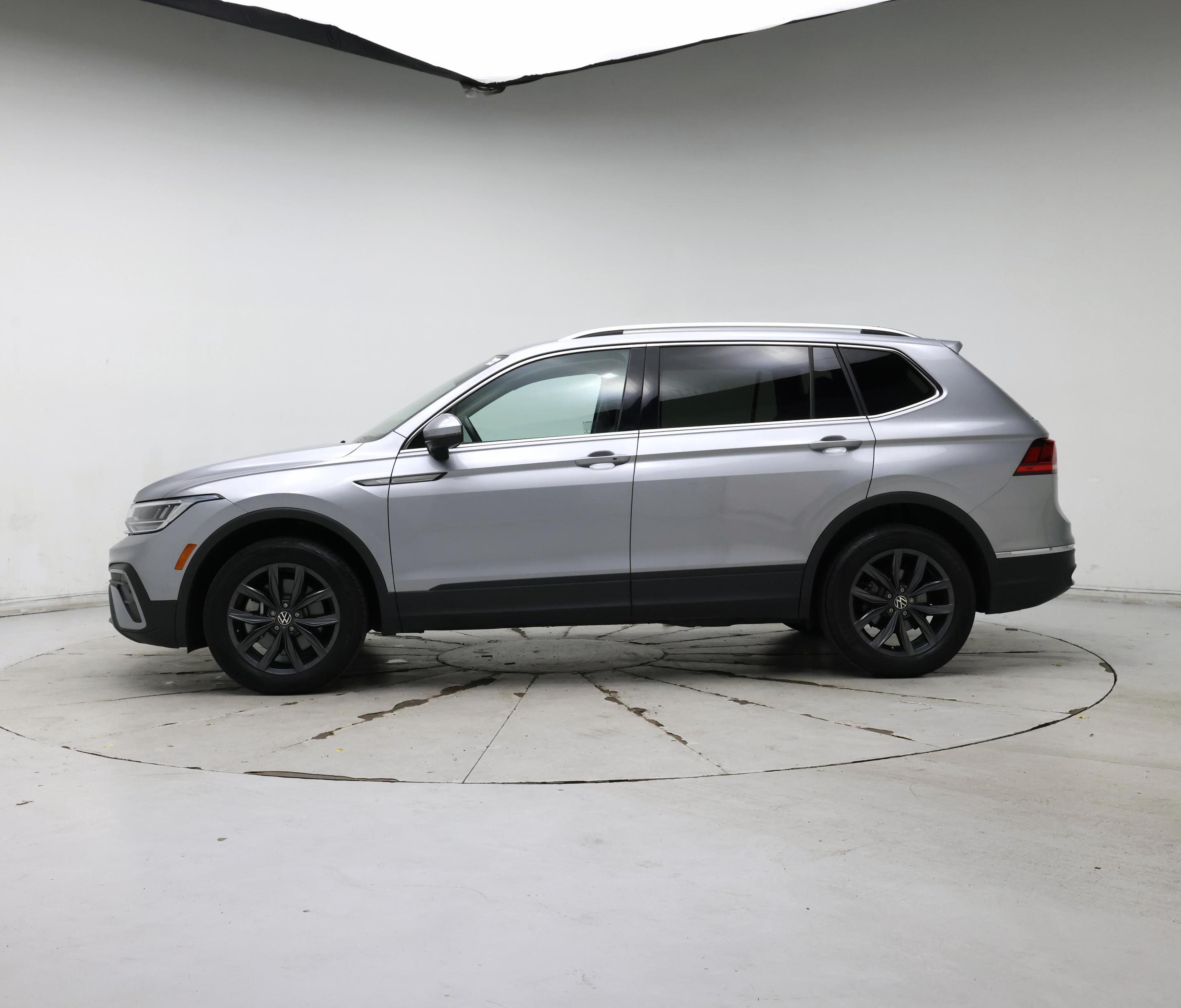 Thumbnail: 2023 Volkswagen Tiguan - 3