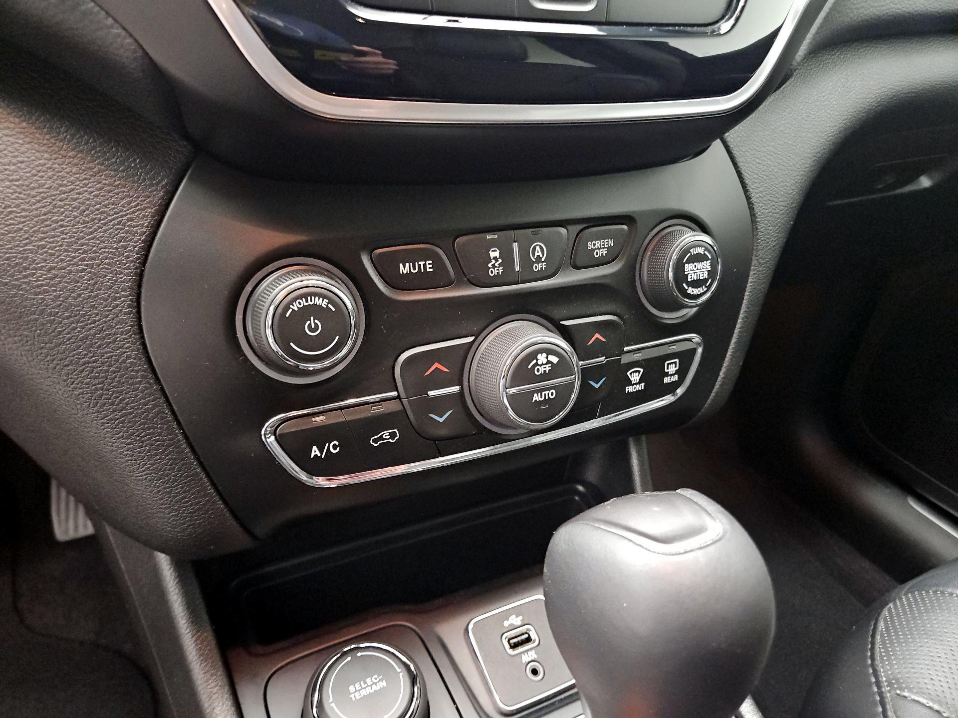 Thumbnail: 2019 Jeep Cherokee - 16
