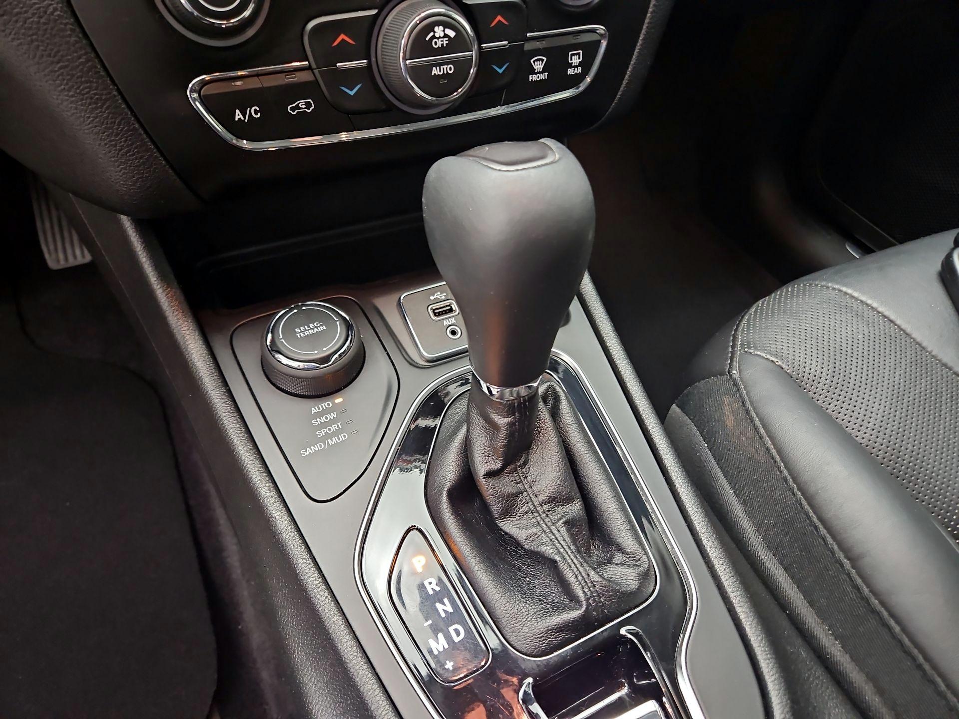 Thumbnail: 2019 Jeep Cherokee - 17
