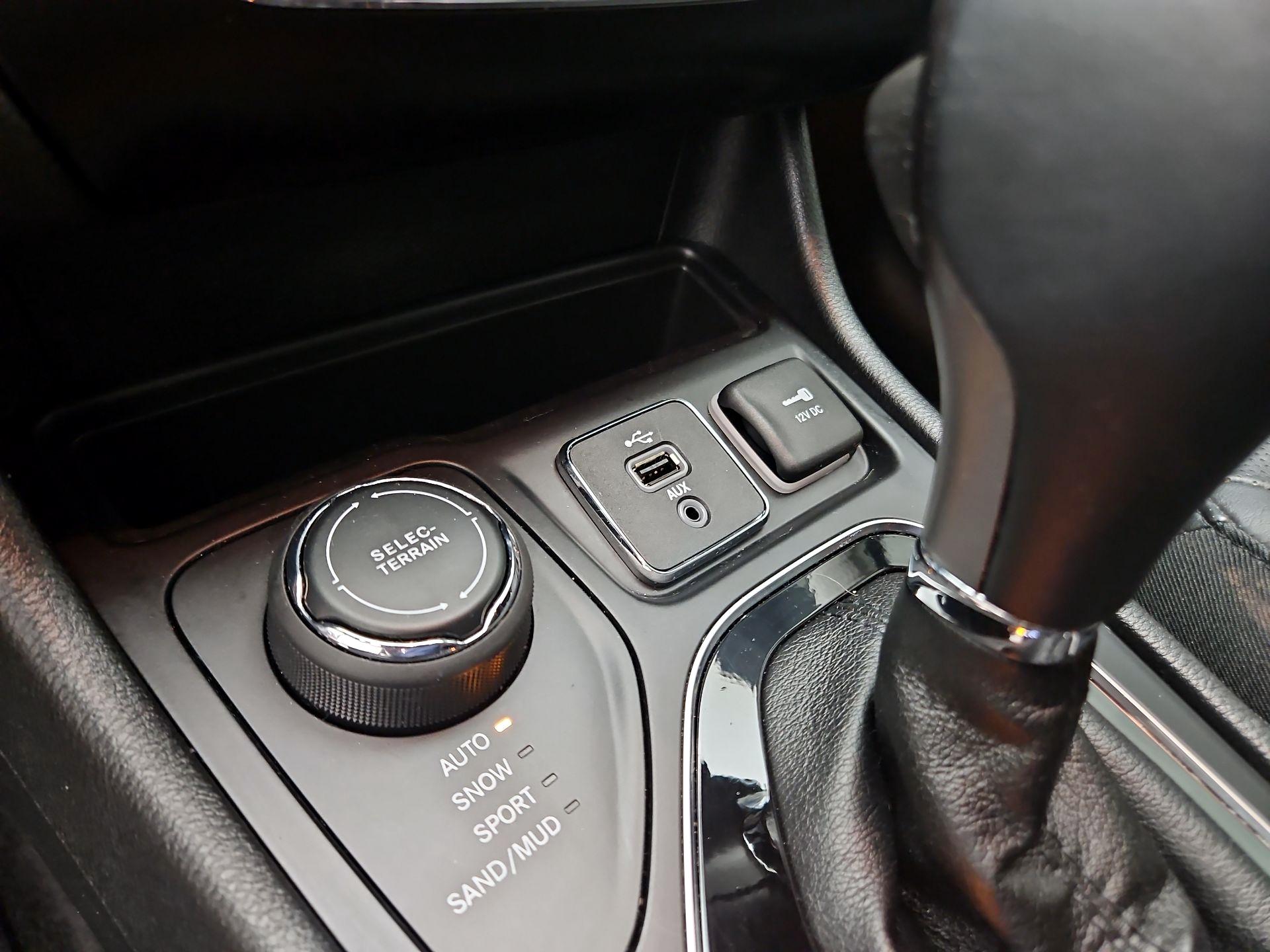 Thumbnail: 2019 Jeep Cherokee - 18