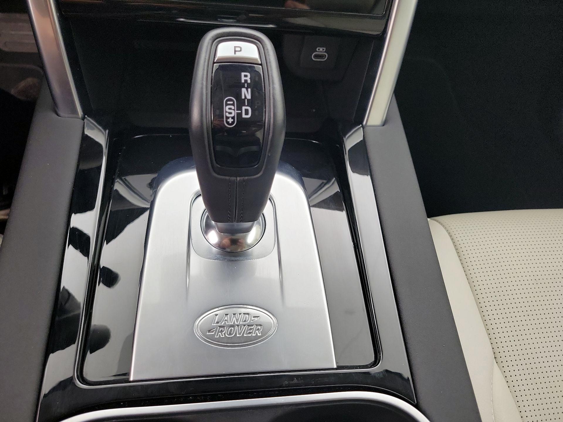 Thumbnail: 2023 Land Rover Discovery Sport - 18