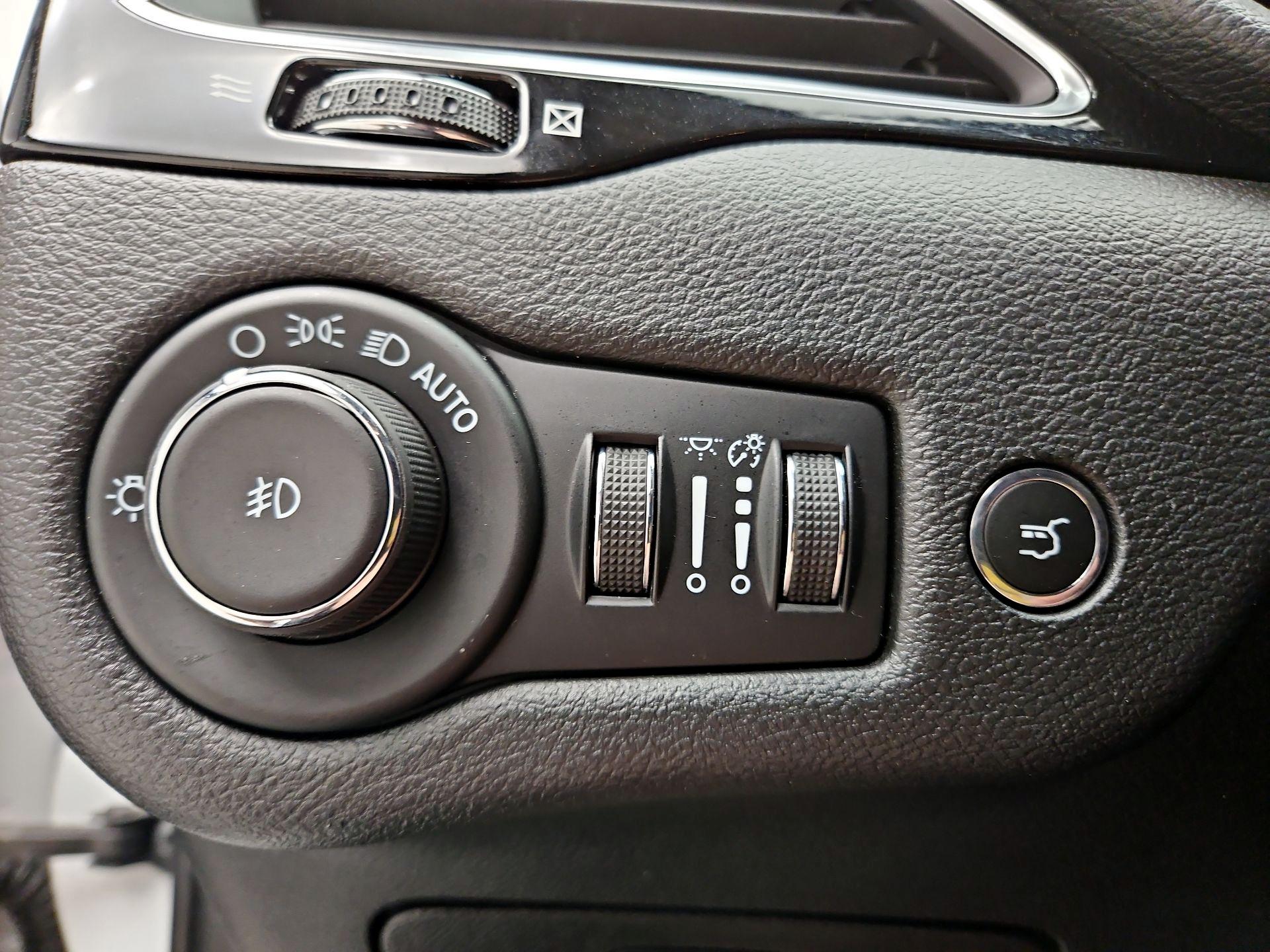Thumbnail: 2023 Jeep Cherokee - 11