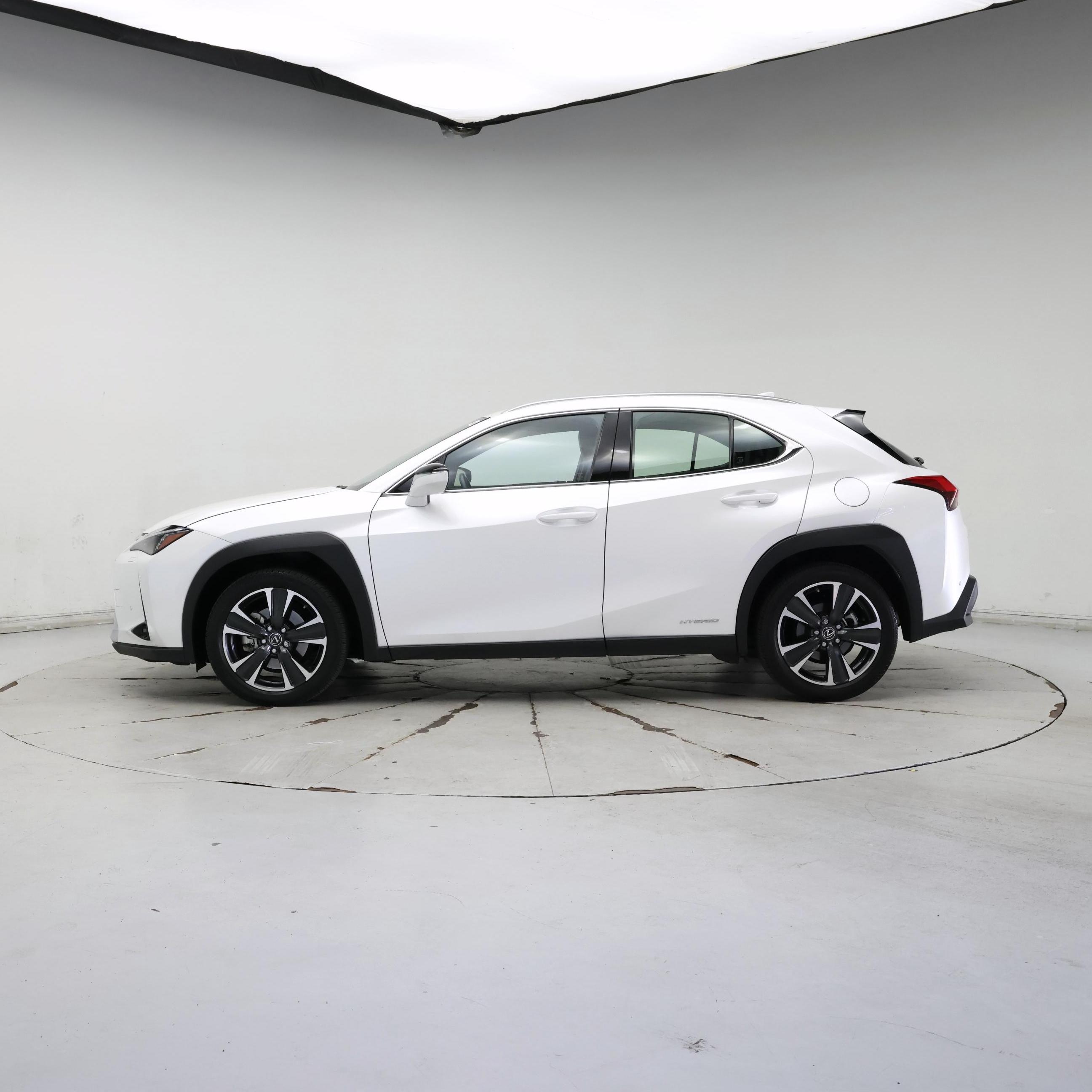 Thumbnail: 2021 Lexus UX - 3