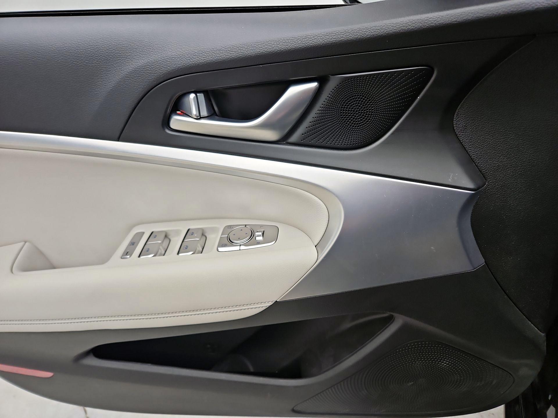 Thumbnail: 2025 Genesis G70 - 12