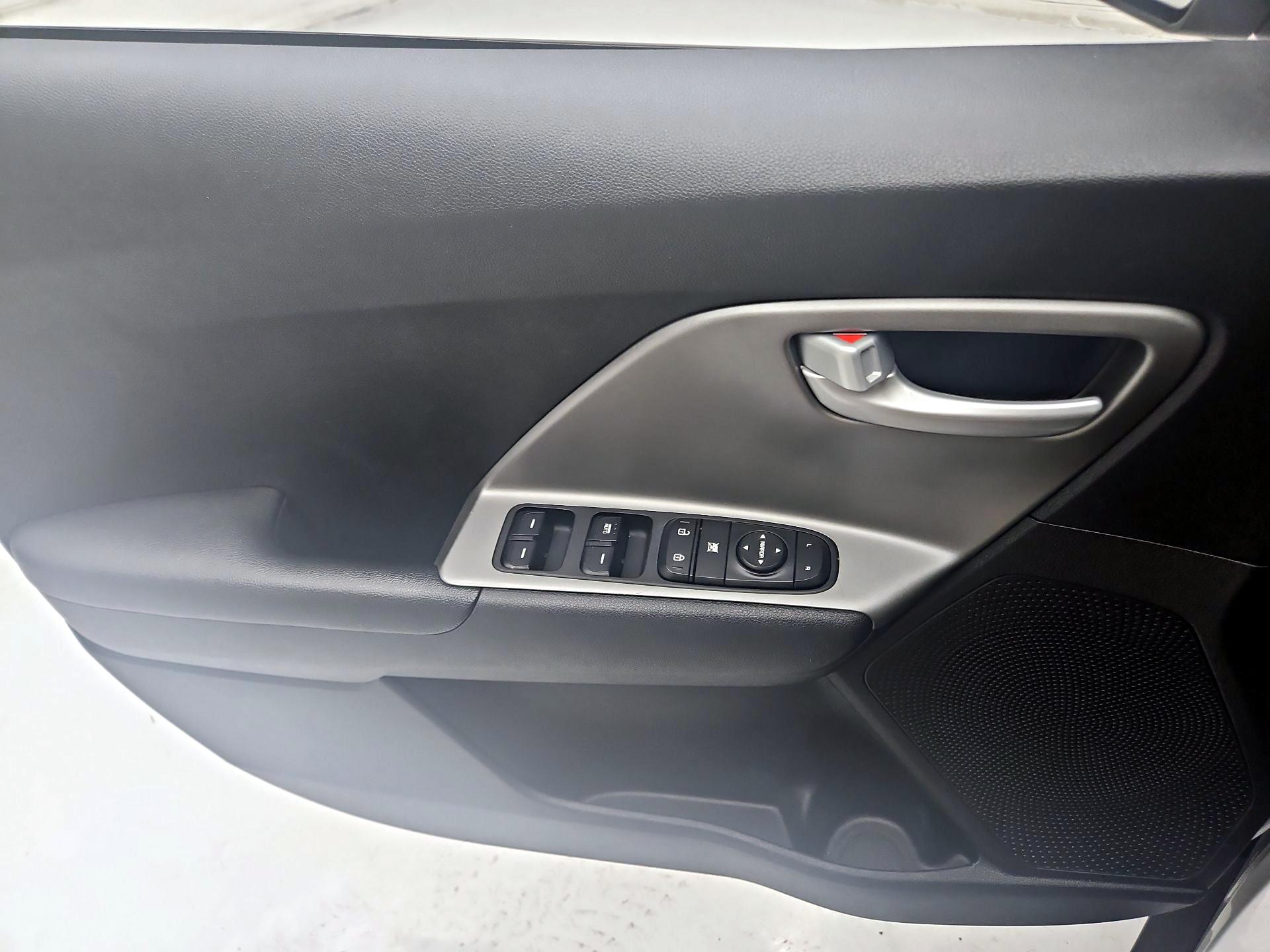 Thumbnail: 2020 Kia Niro - 12