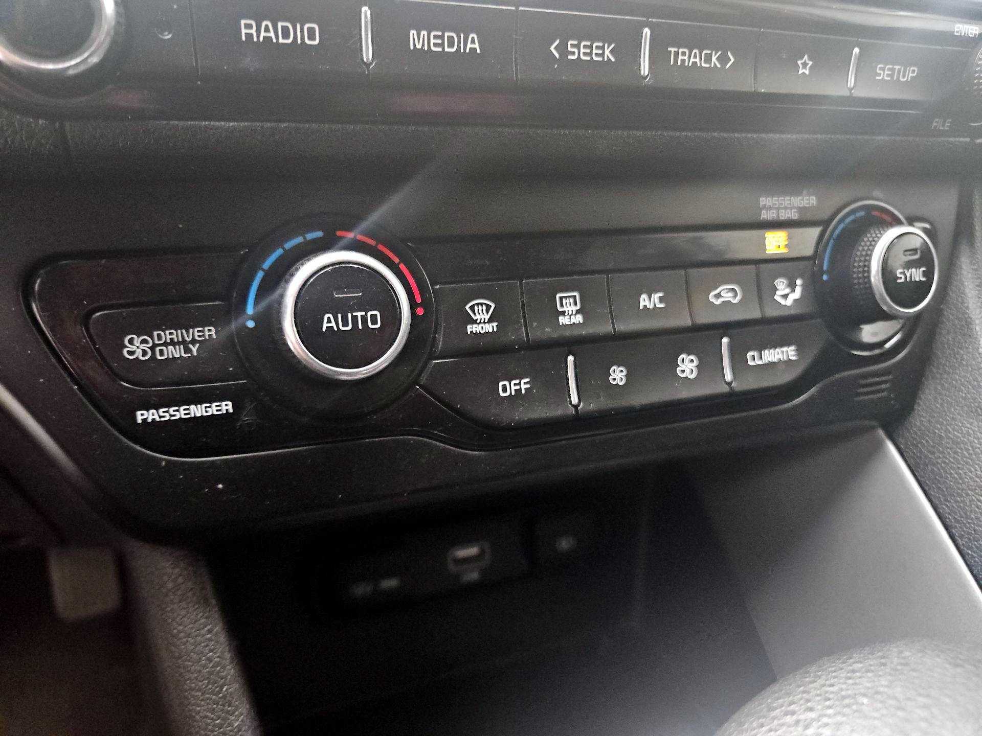 Thumbnail: 2020 Kia Niro - 16
