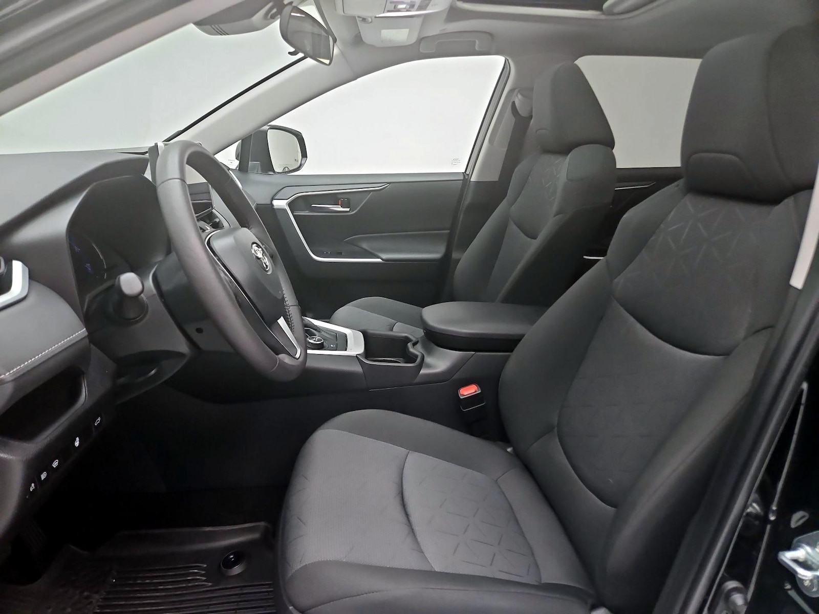 2025 Toyota RAV4 XLE - Photo 12