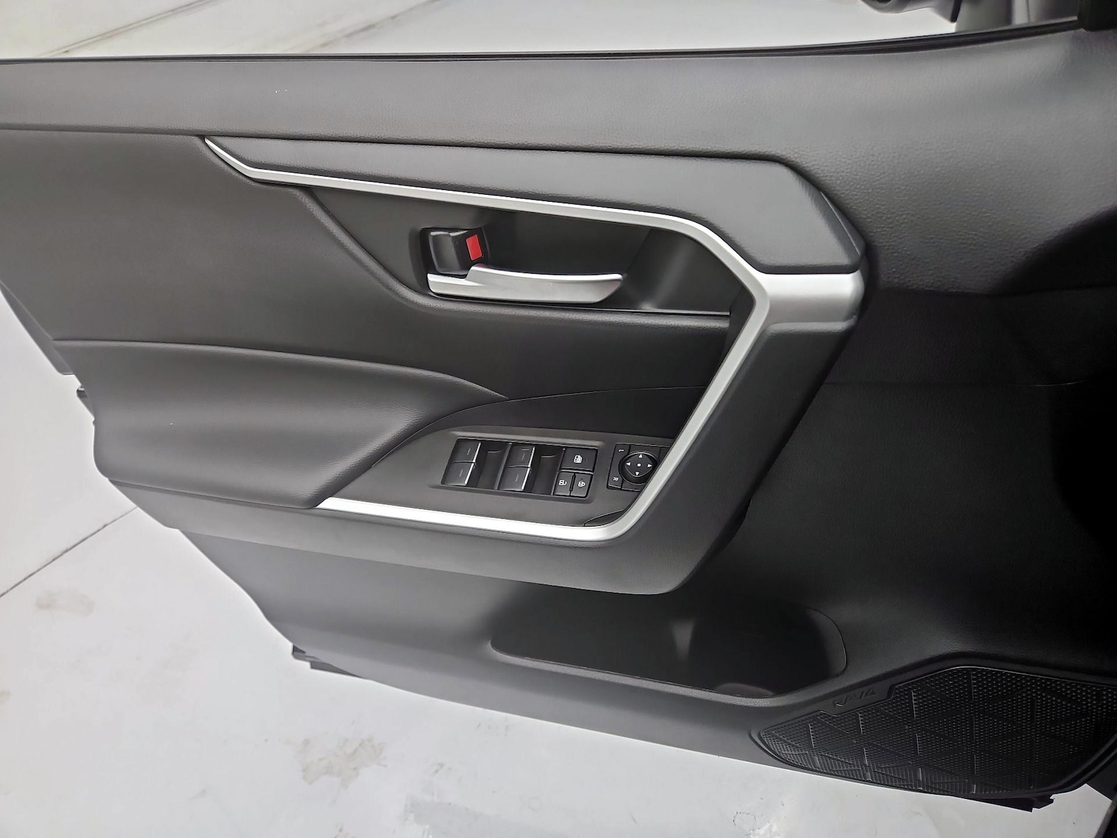 2025 Toyota RAV4 XLE - Photo 13