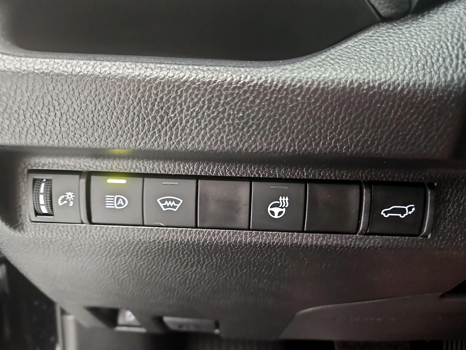 2025 Toyota RAV4 XLE - Photo 14