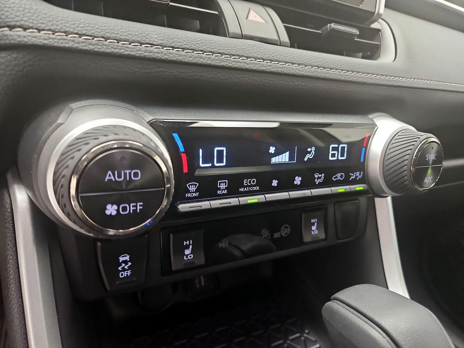 2025 Toyota RAV4 XLE - Photo 18