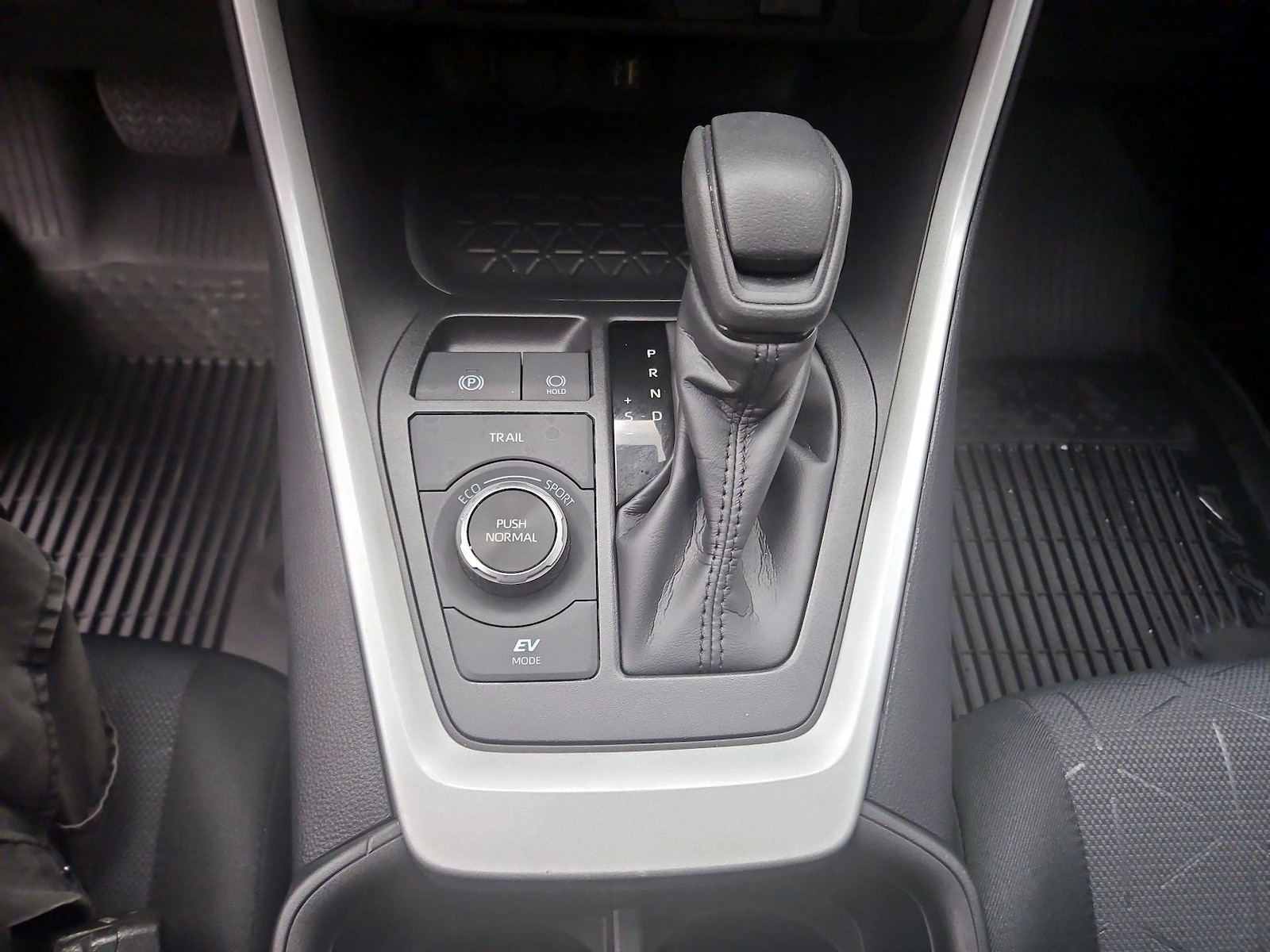 2025 Toyota RAV4 XLE - Photo 19