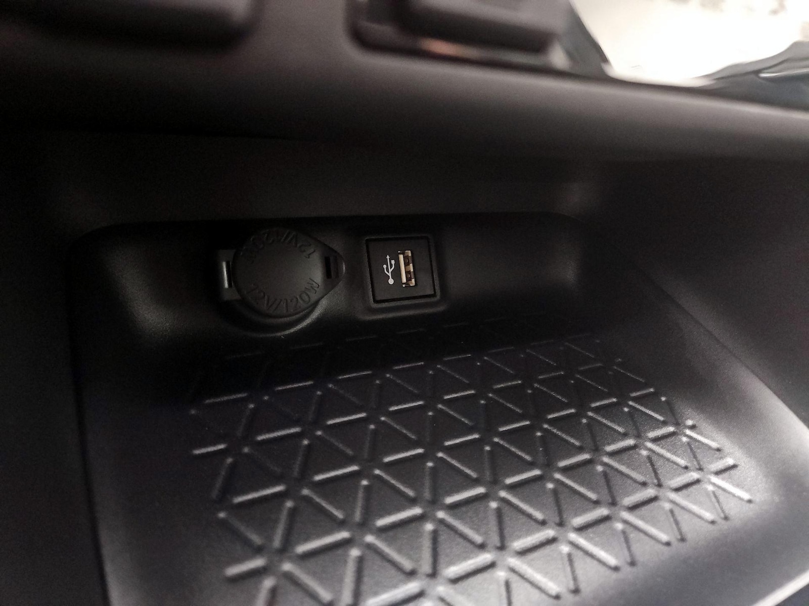 2025 Toyota RAV4 XLE - Photo 20
