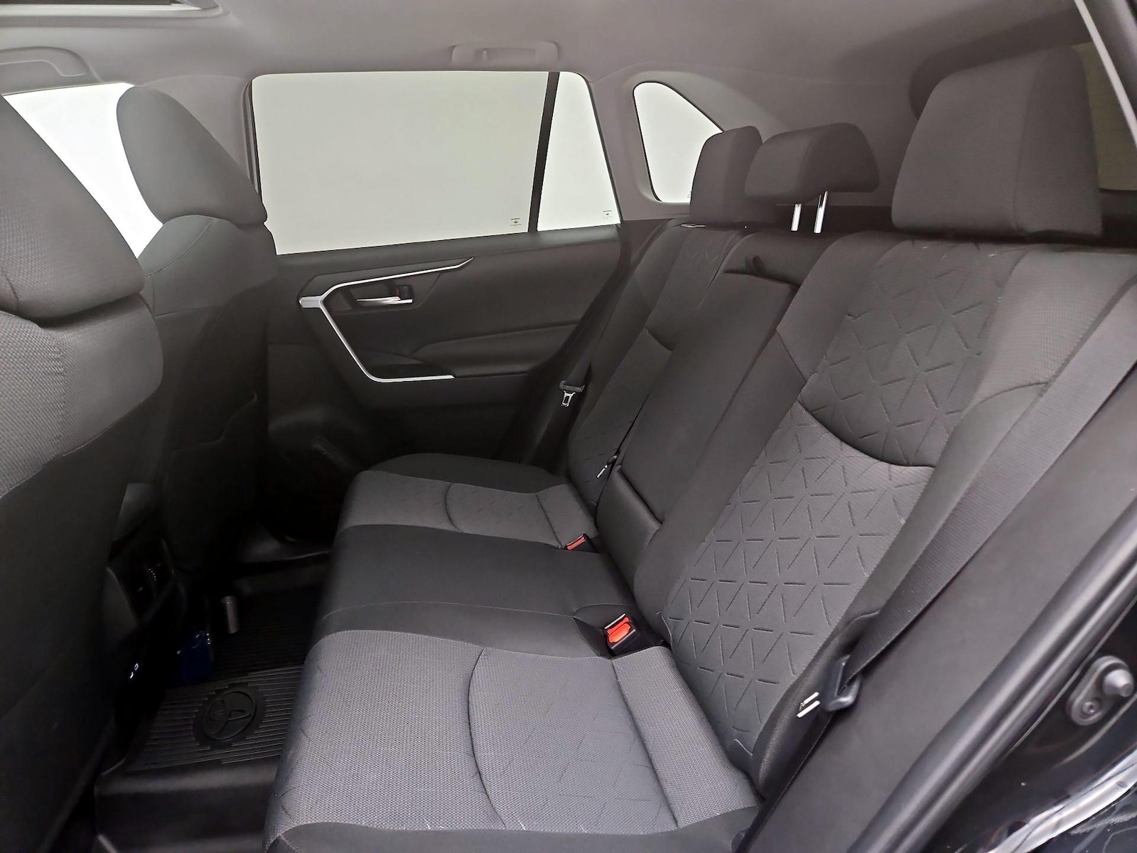 2025 Toyota RAV4 XLE - Photo 22