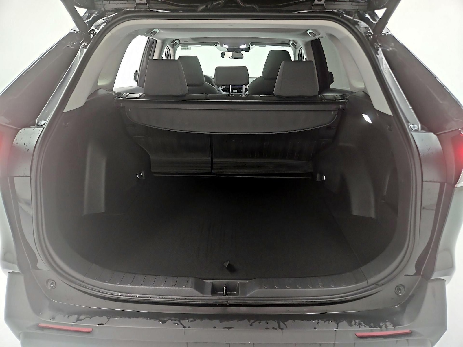 2025 Toyota RAV4 XLE - Photo 23