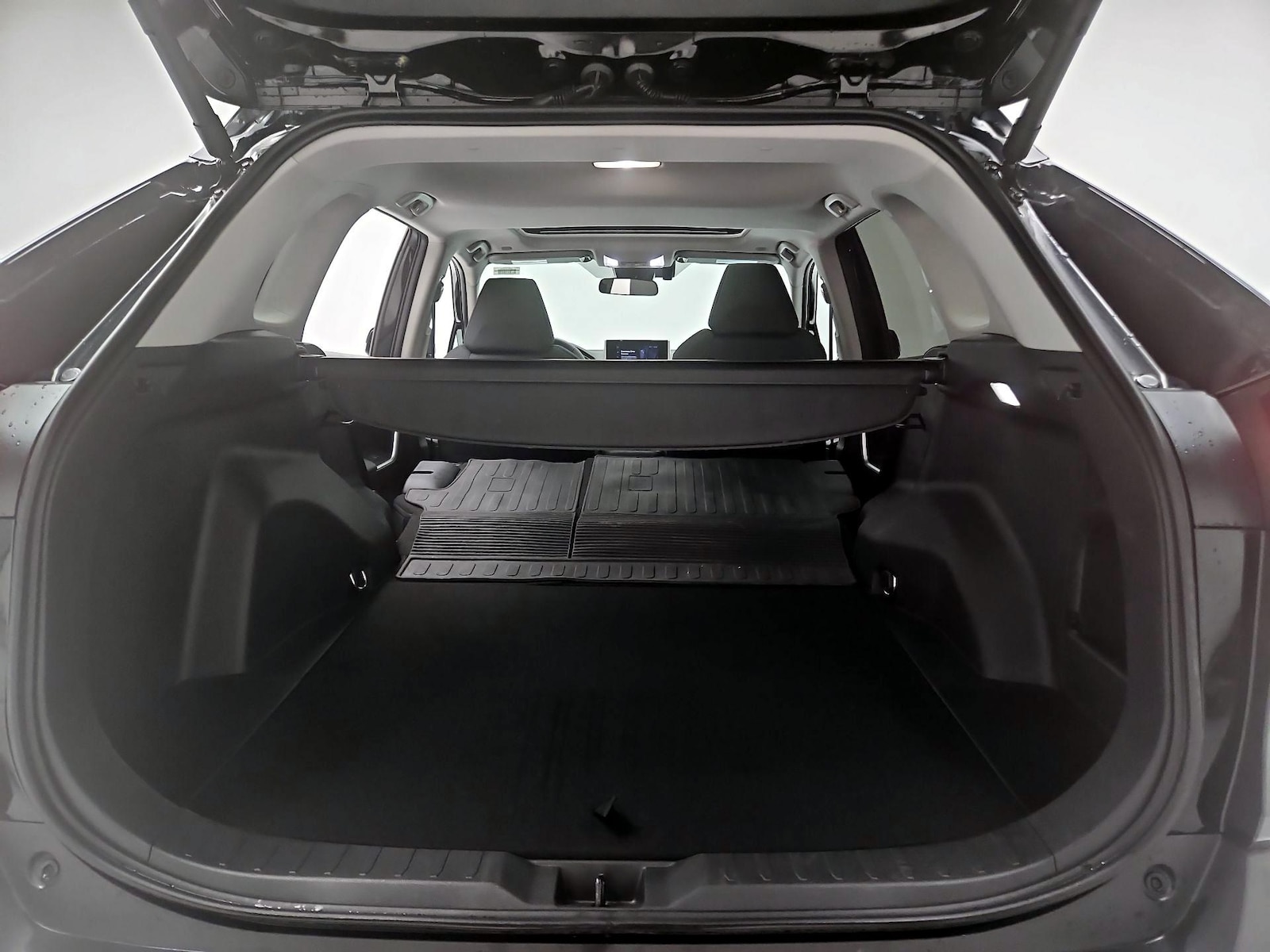 2025 Toyota RAV4 XLE - Photo 24