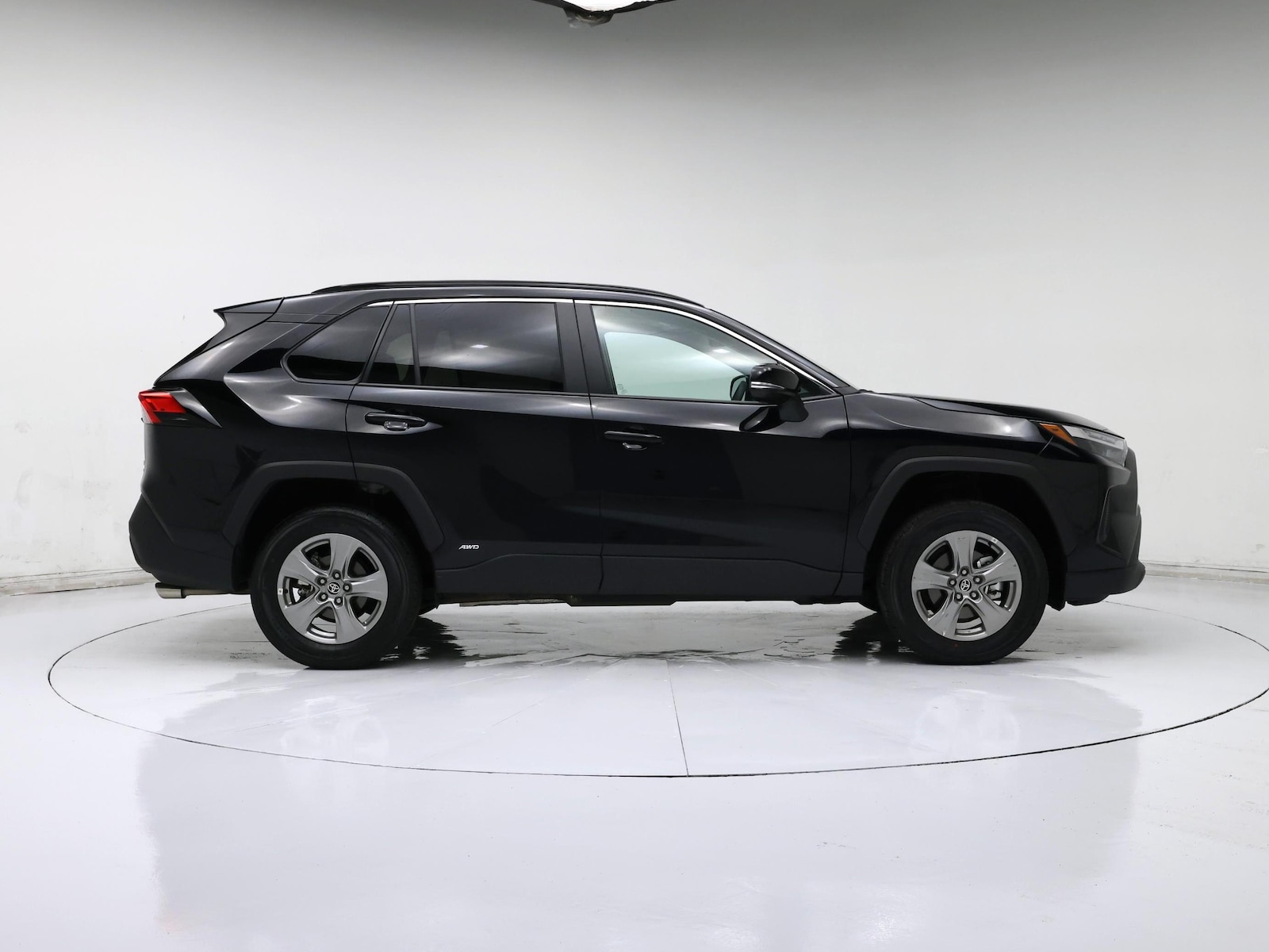 2025 Toyota RAV4 XLE - Photo 8