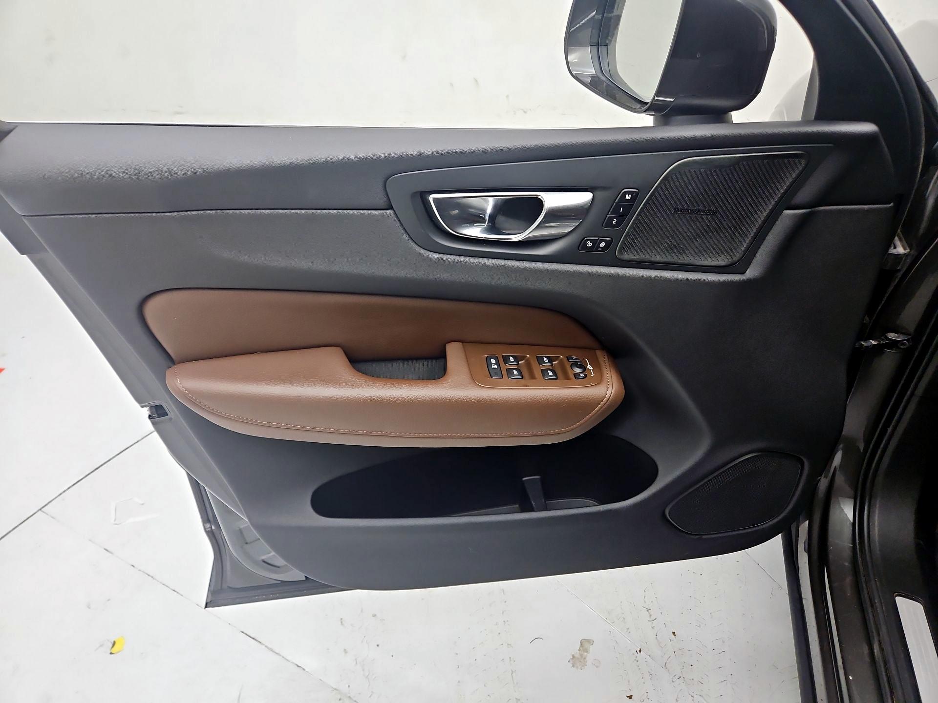 Thumbnail: 2020 Volvo XC60 - 12