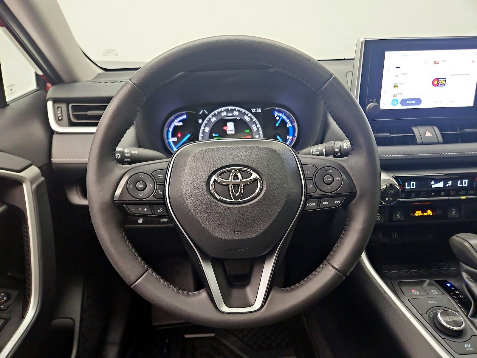 2025 Toyota RAV4 XLE - Photo 11
