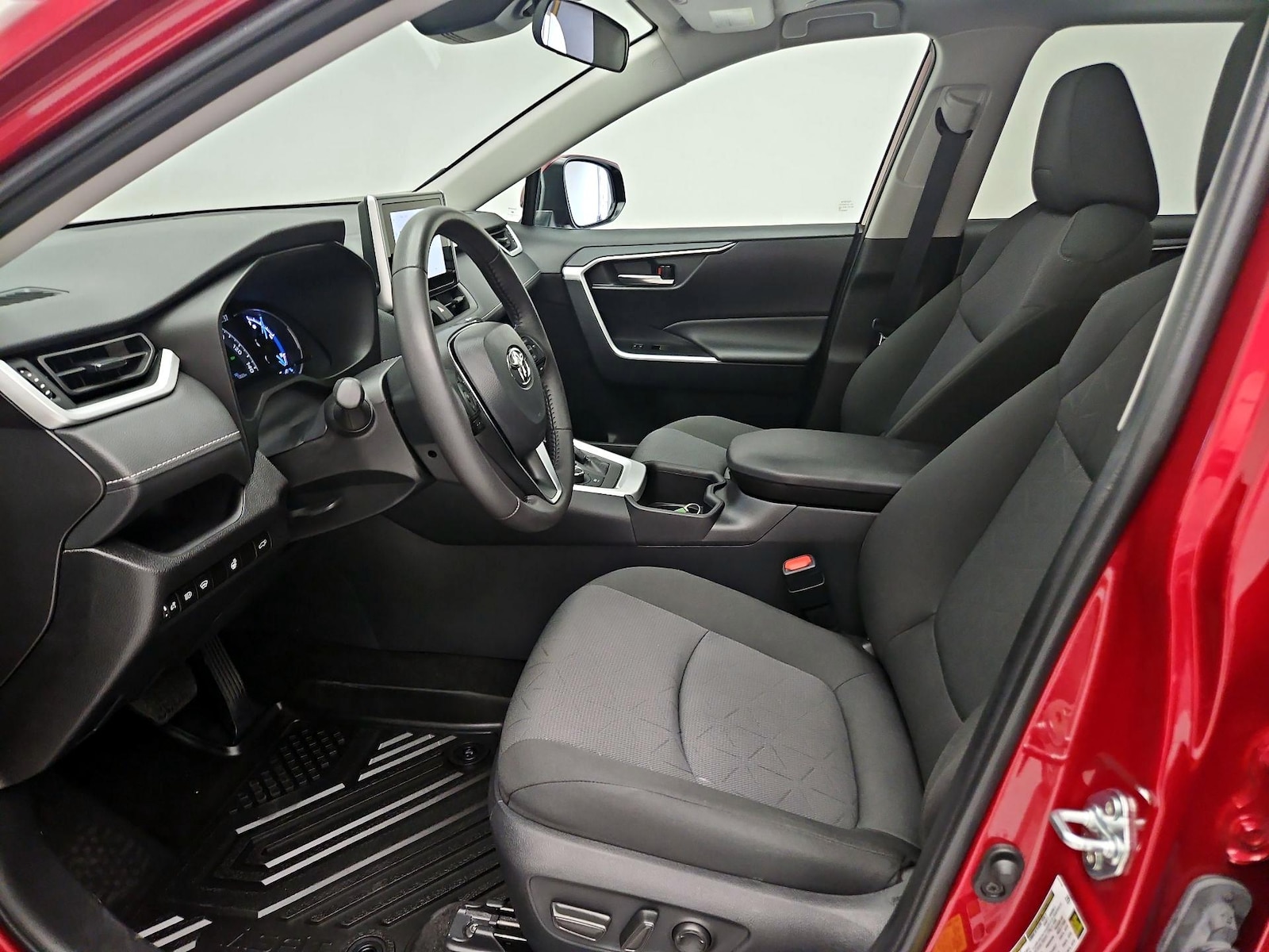 2025 Toyota RAV4 XLE - Photo 12