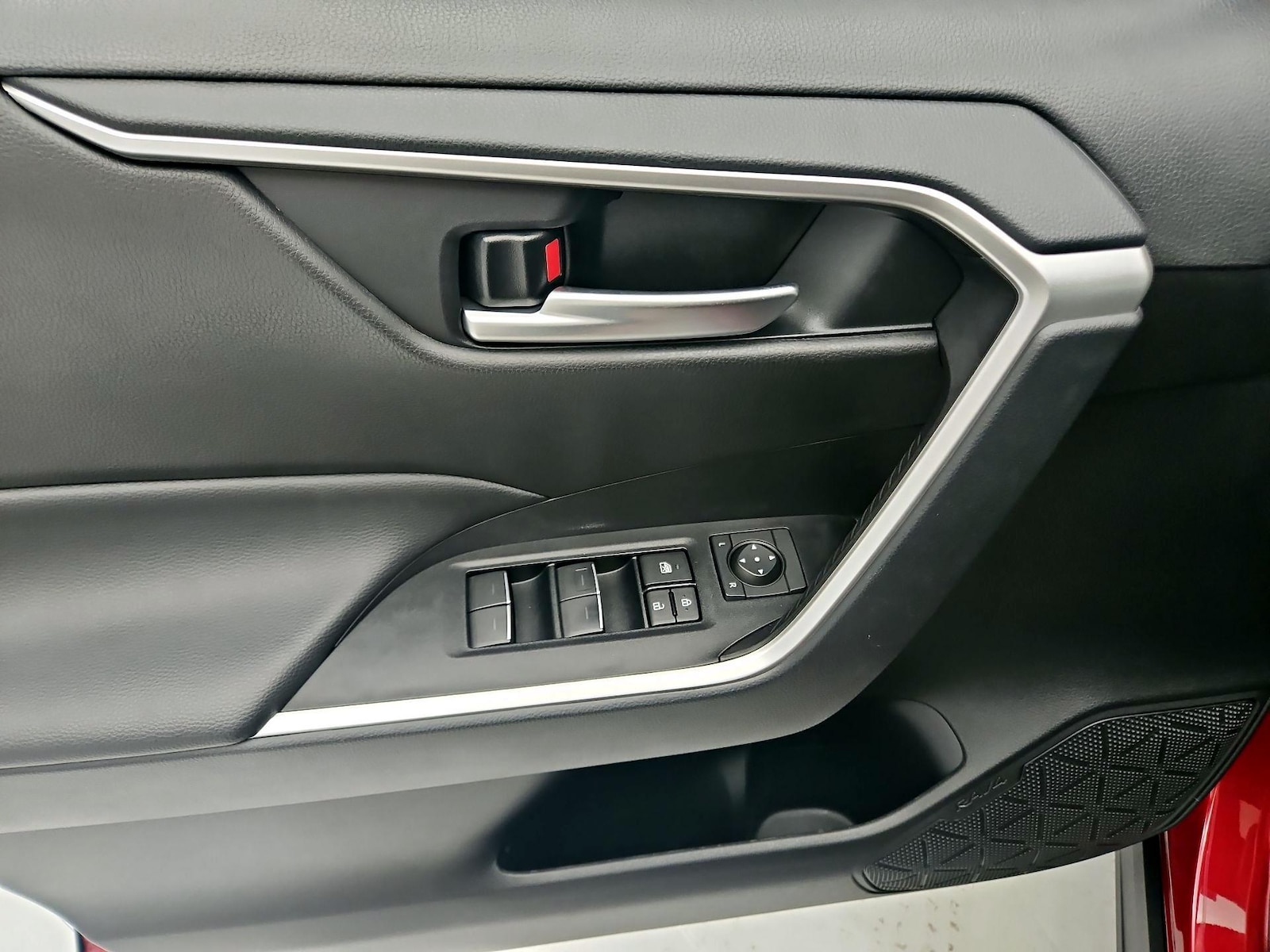 2025 Toyota RAV4 XLE - Photo 13