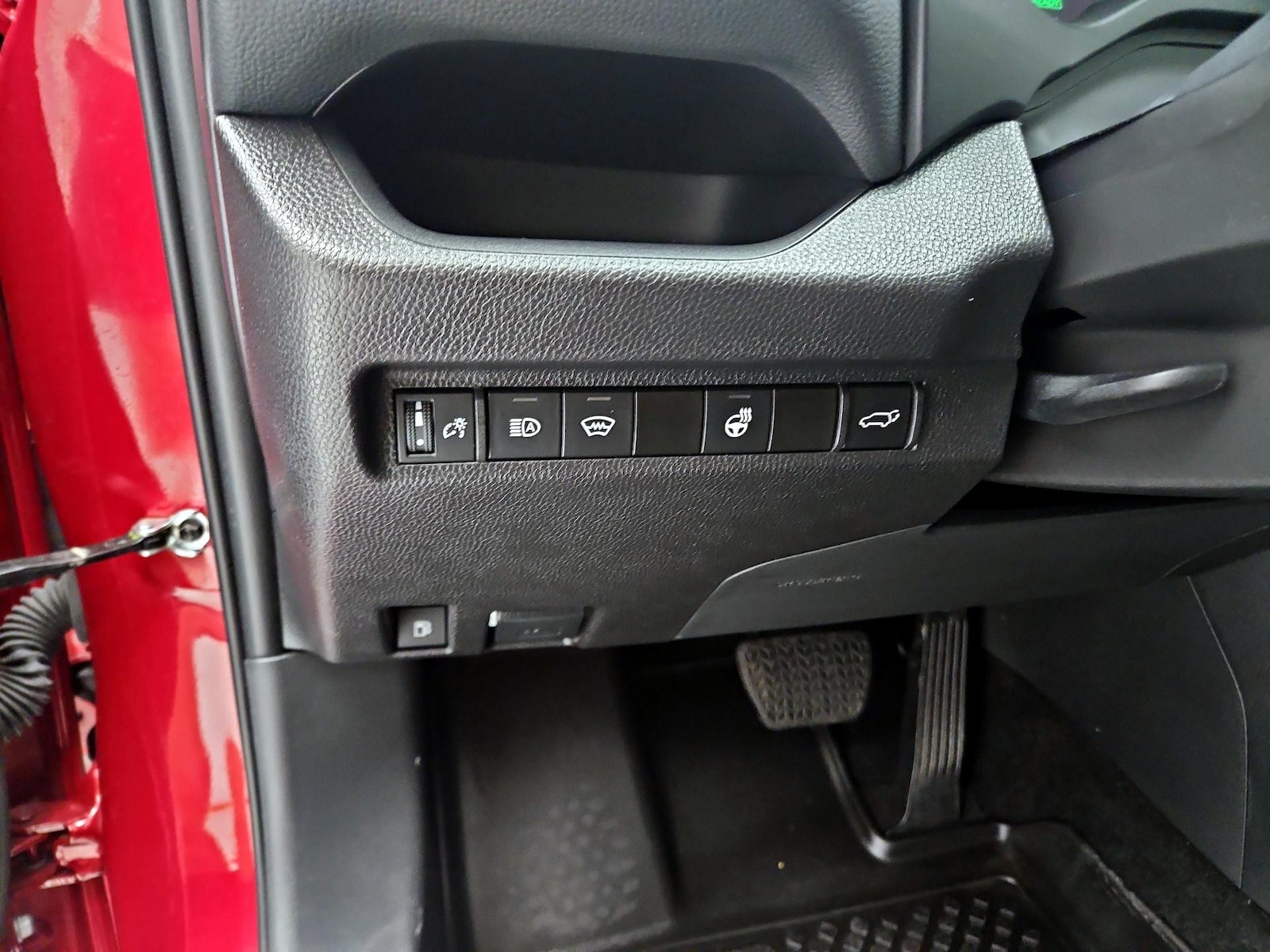 2025 Toyota RAV4 XLE - Photo 14
