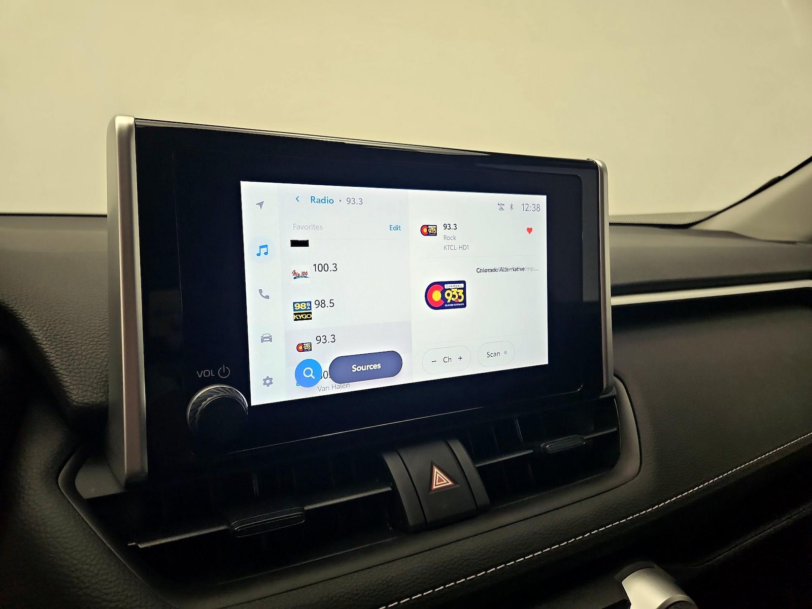 2025 Toyota RAV4 XLE - Photo 16