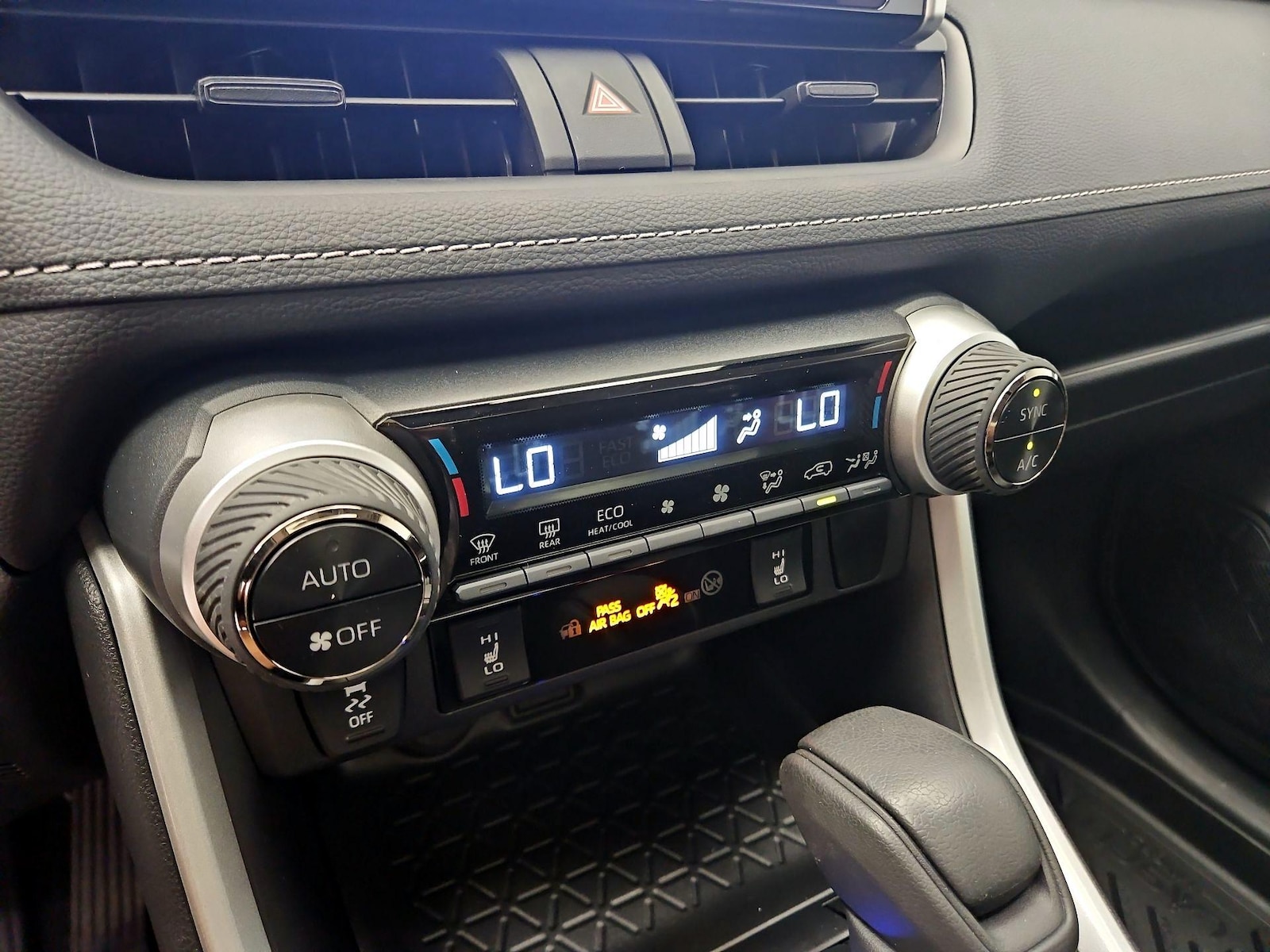 2025 Toyota RAV4 XLE - Photo 17