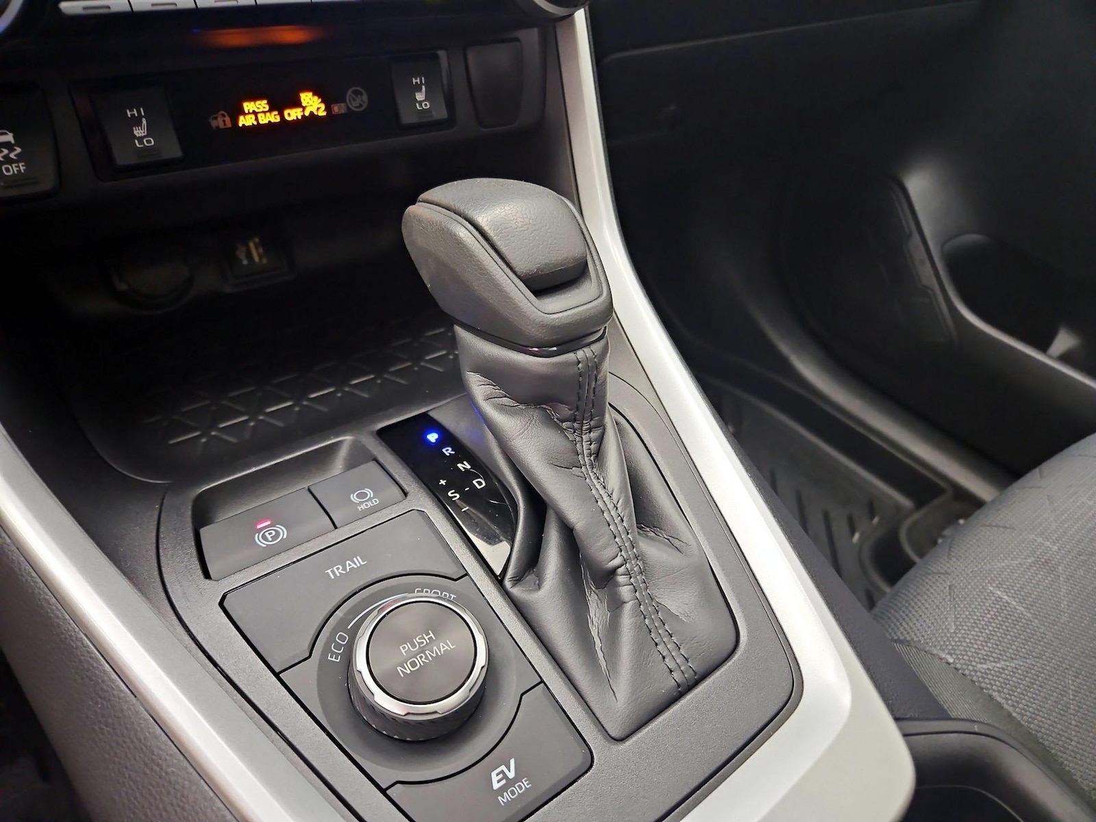 2025 Toyota RAV4 XLE - Photo 18