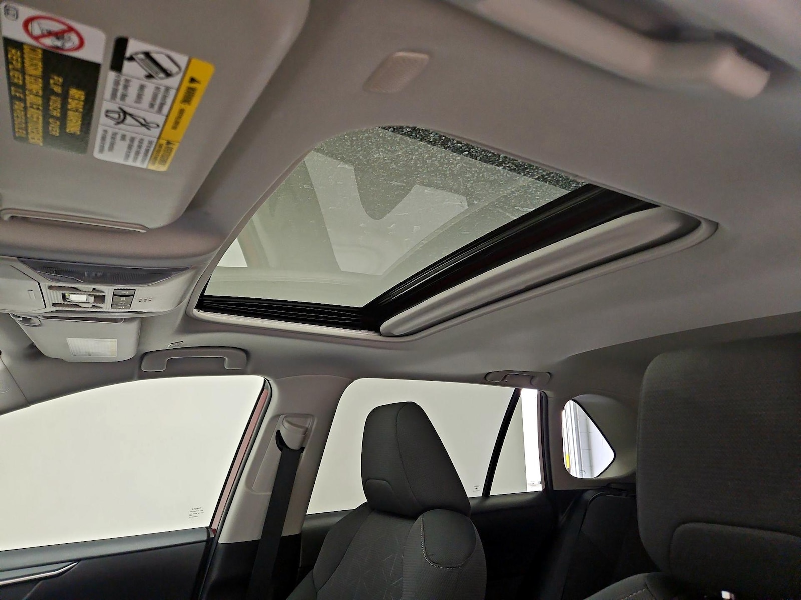 2025 Toyota RAV4 XLE - Photo 20