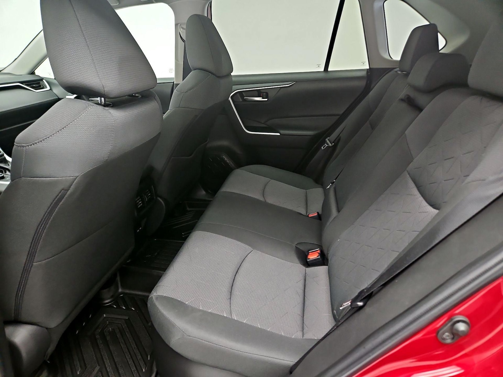 2025 Toyota RAV4 XLE - Photo 21