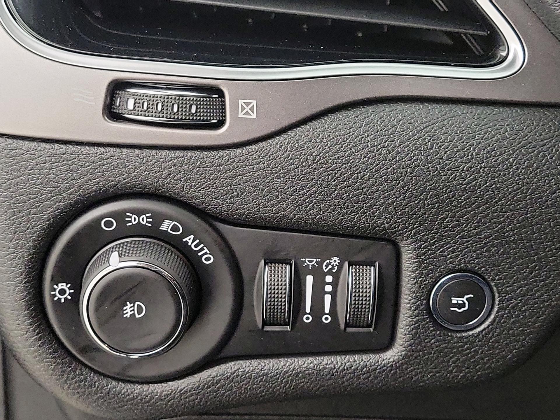 Thumbnail: 2020 Jeep Cherokee - 13