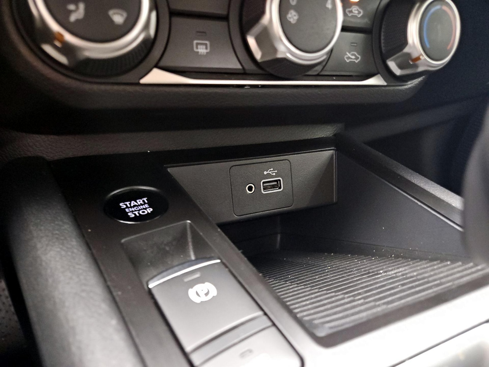 2025 Nissan Kicks S AWD - Photo 18