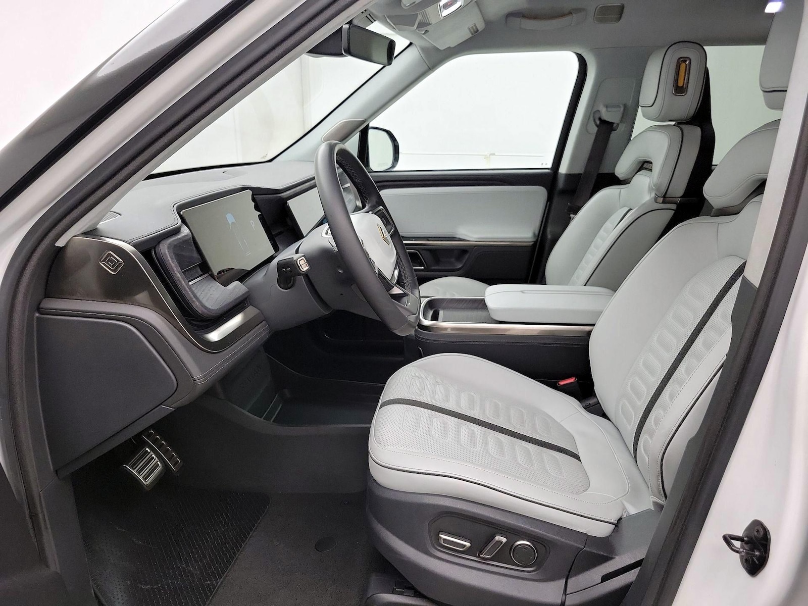 2024 Rivian R1S Adventure - Photo 12